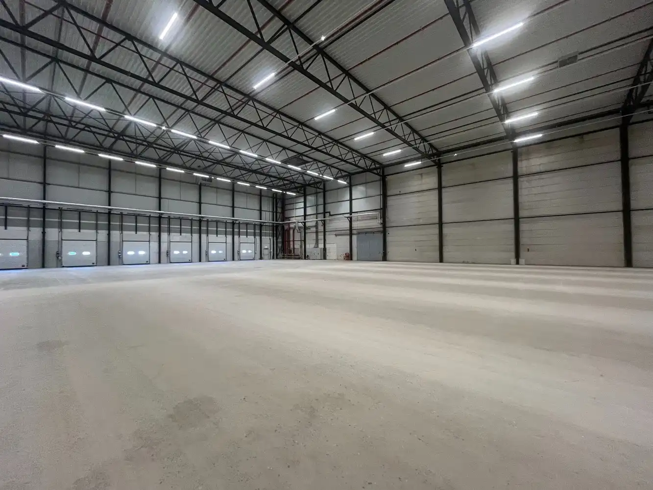 12.205m² logistiek magazijn met kantoren foto 4