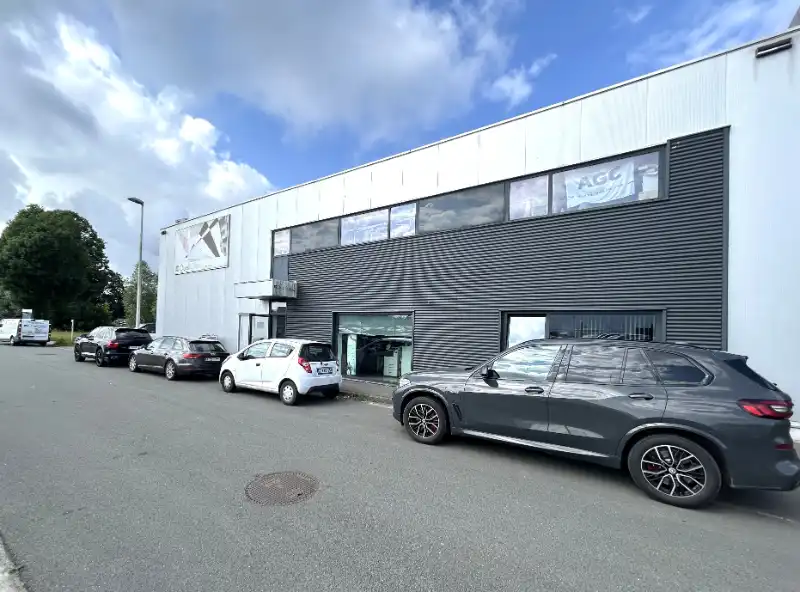 Bedrijfsgebouw van ca. 700 m² + mezzanine + kantoren en buitenopslag op topligging foto {{pictureIndex}}