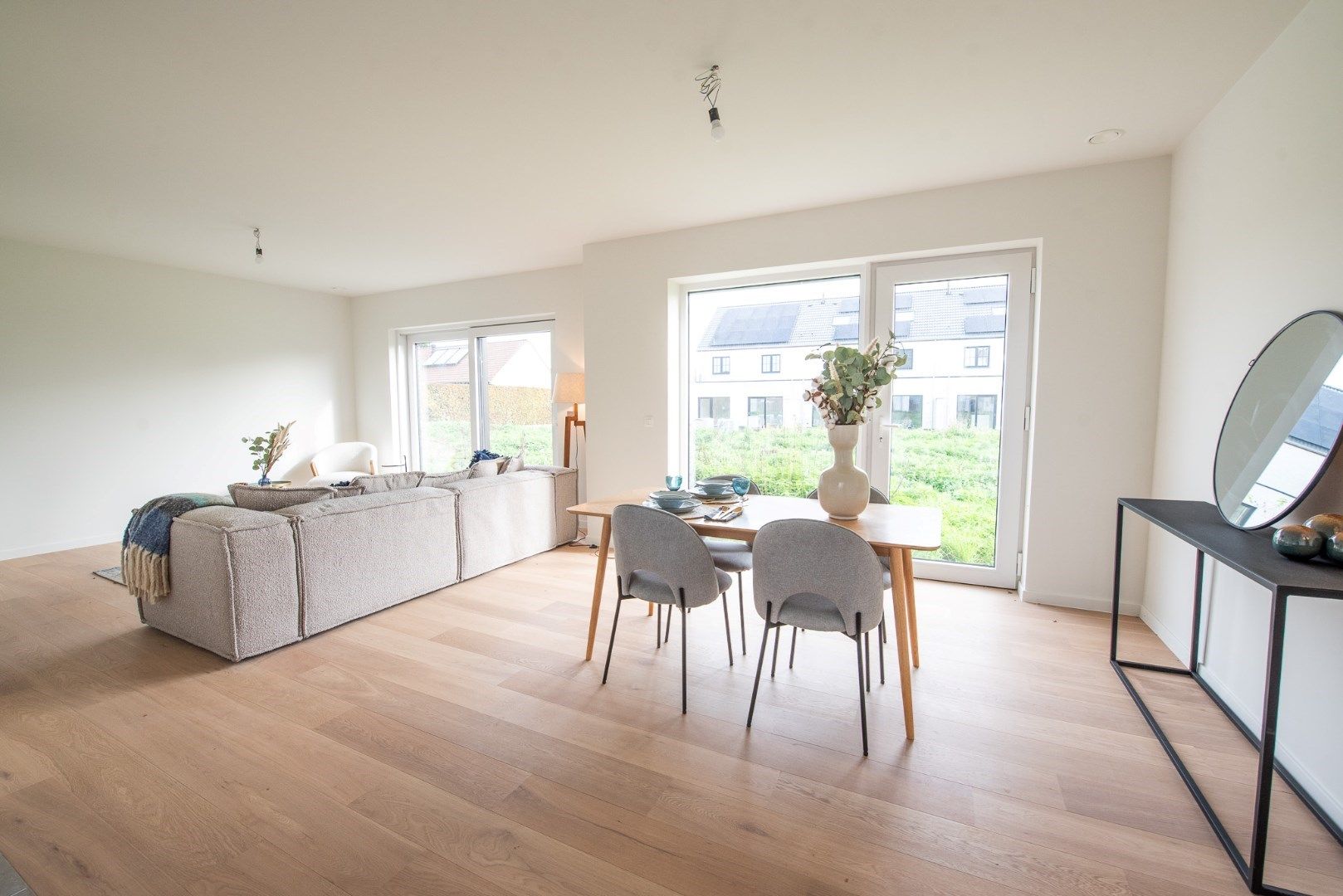 Energiezuinige halfopen woning met 3 ruime slaapkamers TE KOOP in doodlopende straat te Desselgem. foto 3