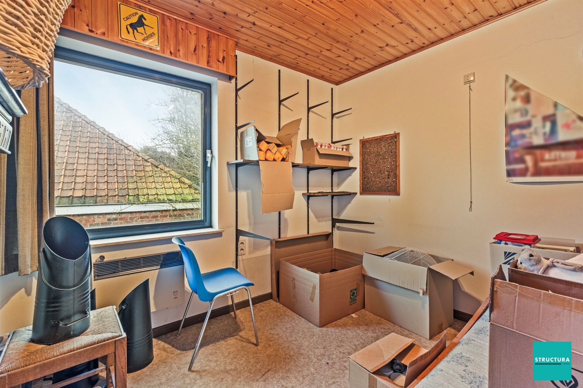 Woning met loodsen foto 8