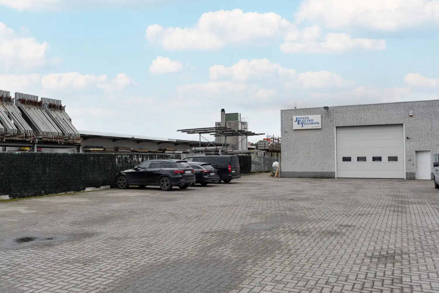 BEDRIJFSPAND MET CONCIERGEWONING foto 120