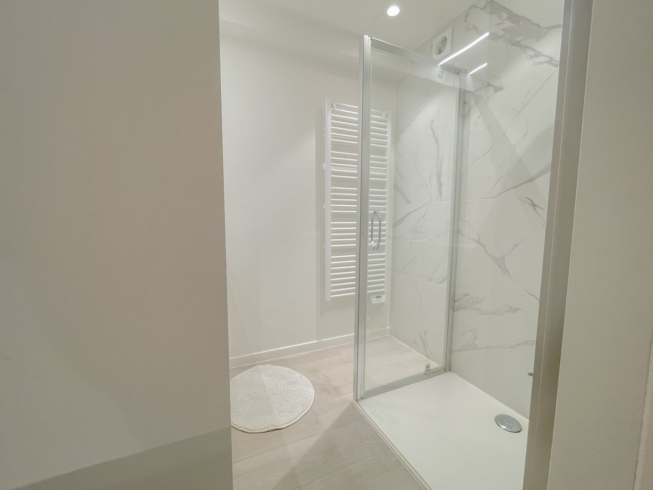 Recent tijdloos gerenoveerd appartement met zijdelings zeezicht. foto 21