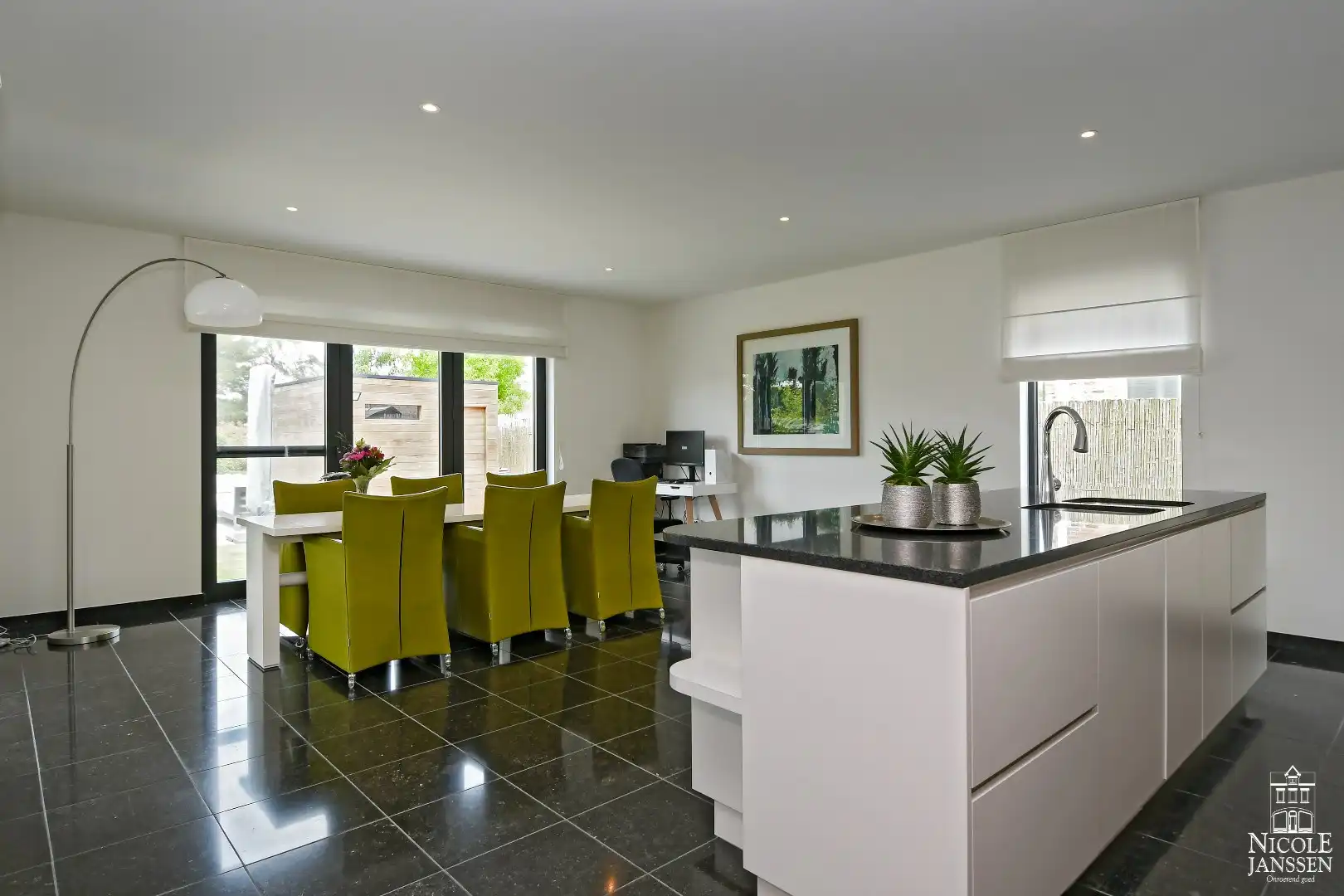 Instapklare goed onderhouden gezinswoning met mooie tuin met gezellig overdekt terras foto 12