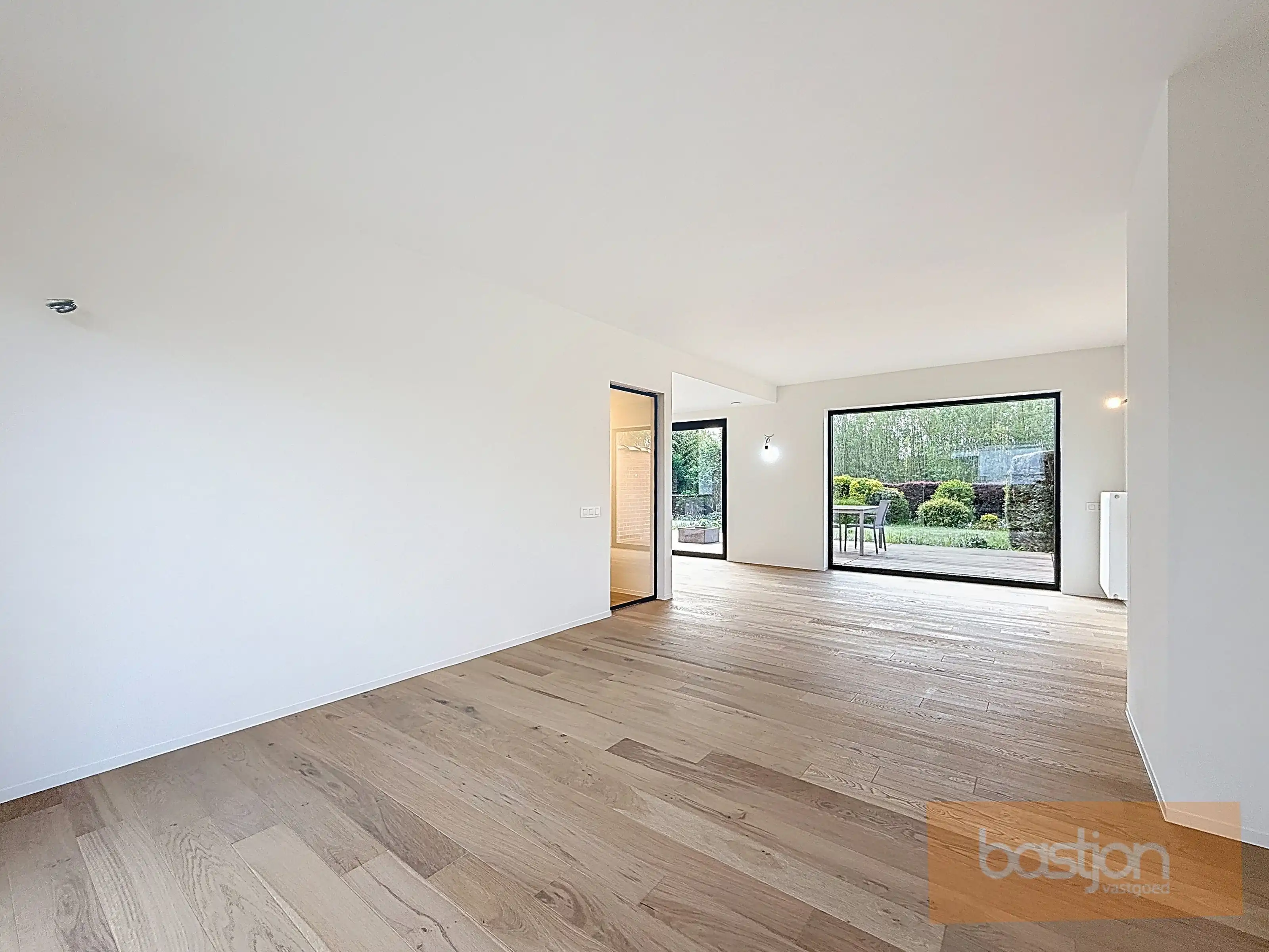 Volledig gerenoveerde, lichtrijke woning met uitzicht op het Preshoekbos foto 4