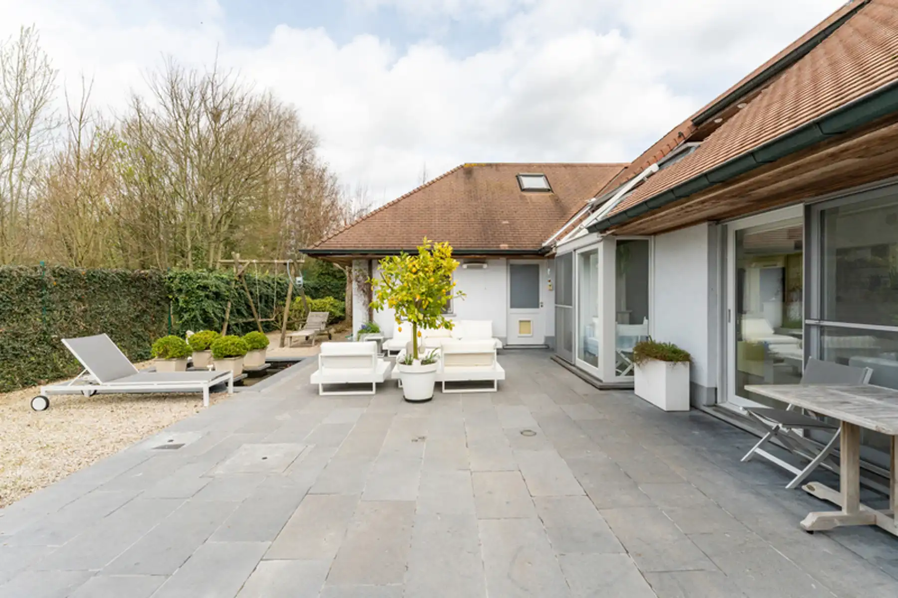 Lichtrijke en residentieel gelegen villa  foto 6