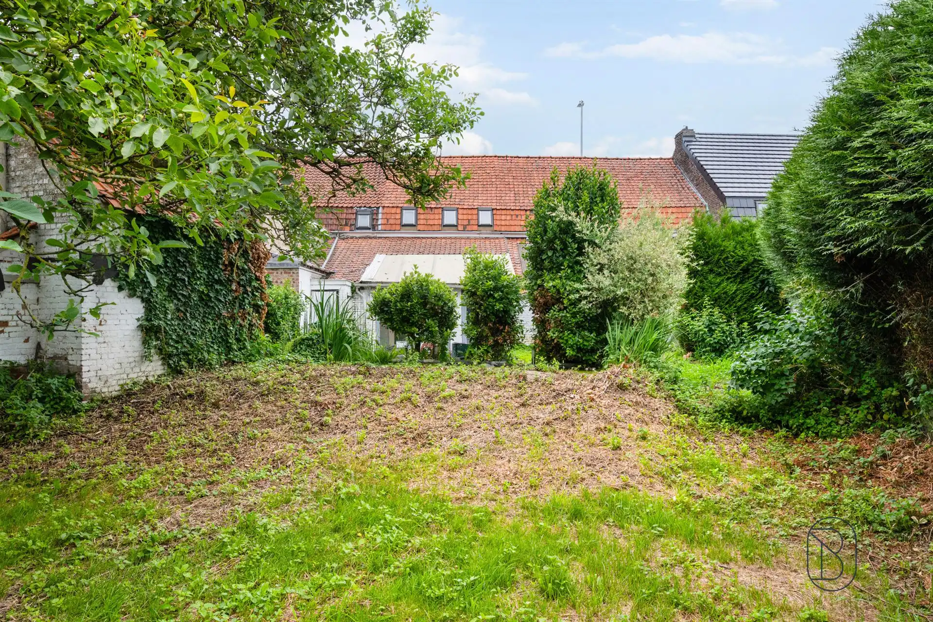 Te renoveren / af te breken woning met POTENTIEEL en uitweg foto 4