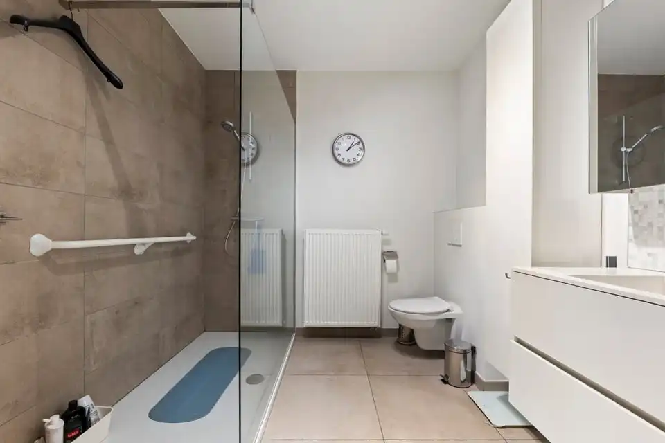 MODERN GELIJKVLOERS APPARTEMENT MET TERRAS EN STAANPLAATS IN SINT-TRUIDEN foto 16