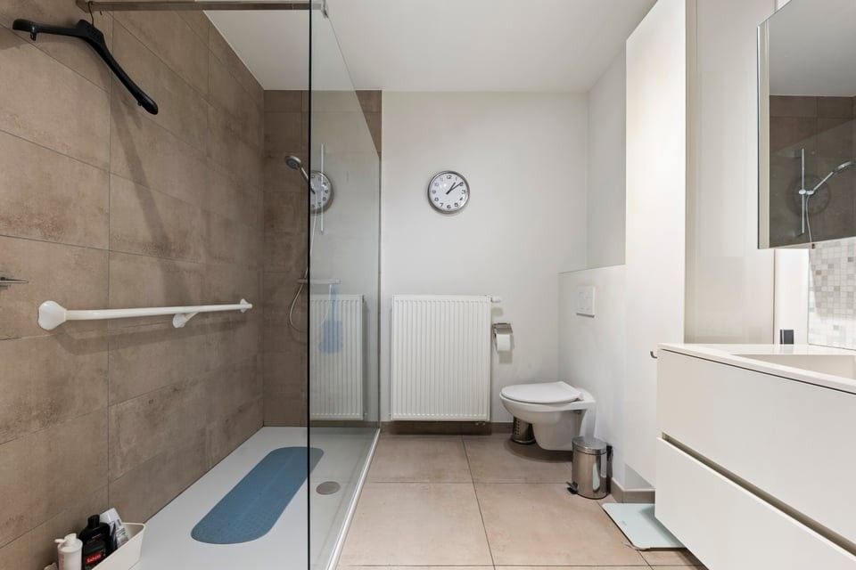 MODERN GELIJKVLOERS APPARTEMENT MET TERRAS EN STAANPLAATS IN SINT-TRUIDEN foto 16