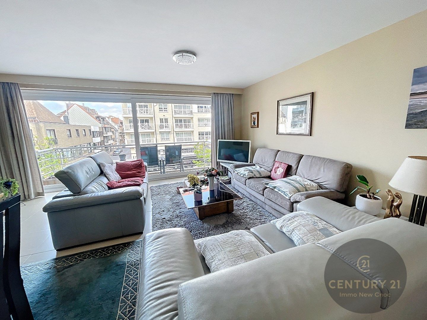 Ruim en lichtrijk appartement gelegen op de Lippenslaan foto {{pictureIndex}}