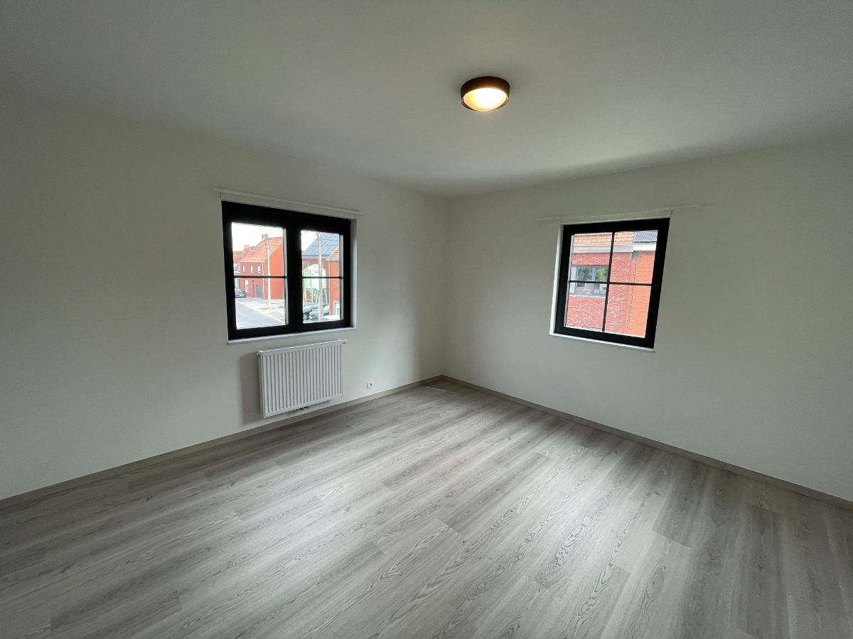 Drie slaapkamer EENGEZINSWONING met garage & tuin foto 32