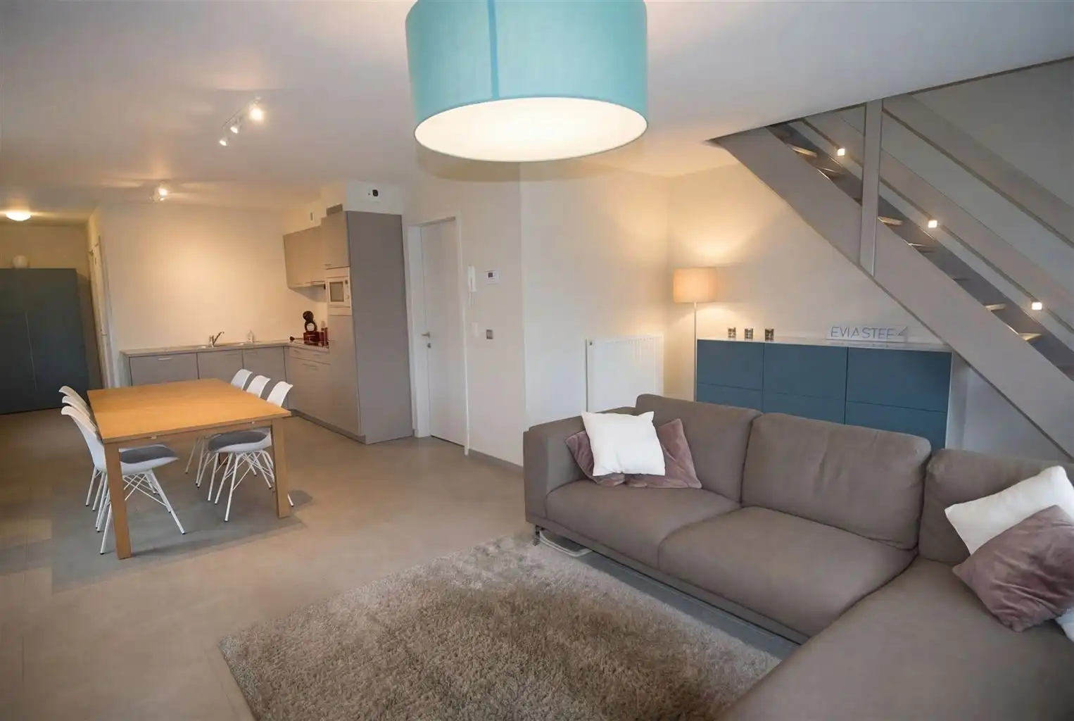 Duplex-appartement met 2 slaapkamers en bureau, terras, autostaanplaats en kelderberging. foto 4