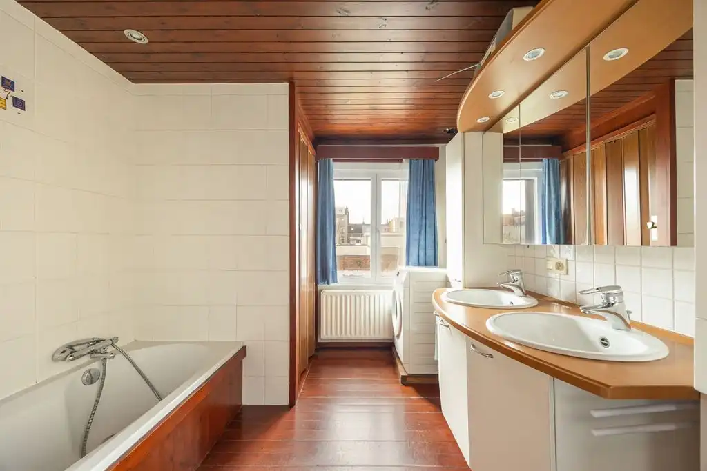 Ruime gezinswoning in rustige, residentiële buurt foto 12