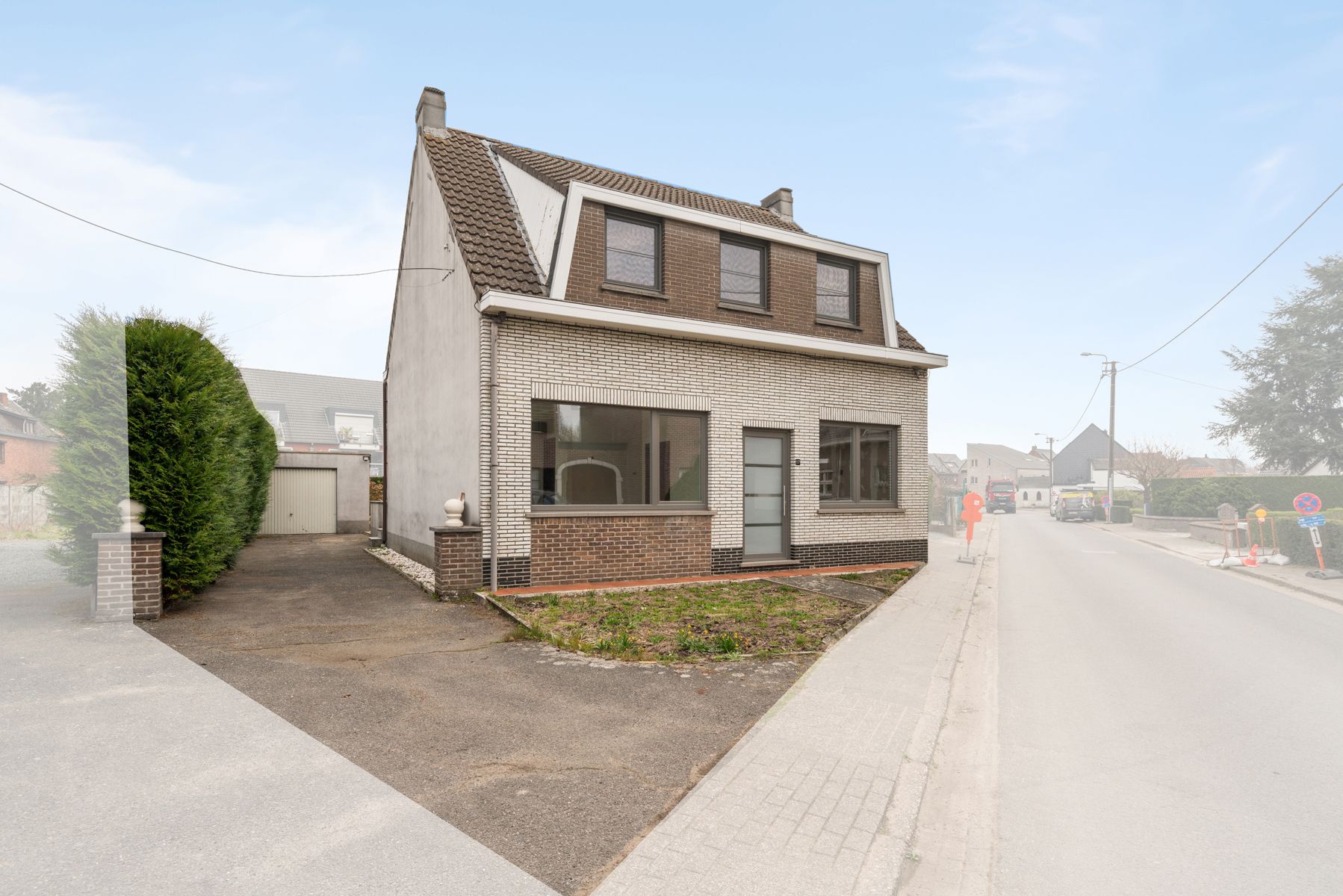 Hoofdfoto van de publicatie: Deels te renoveren woning met 3 slaapkamers en garage