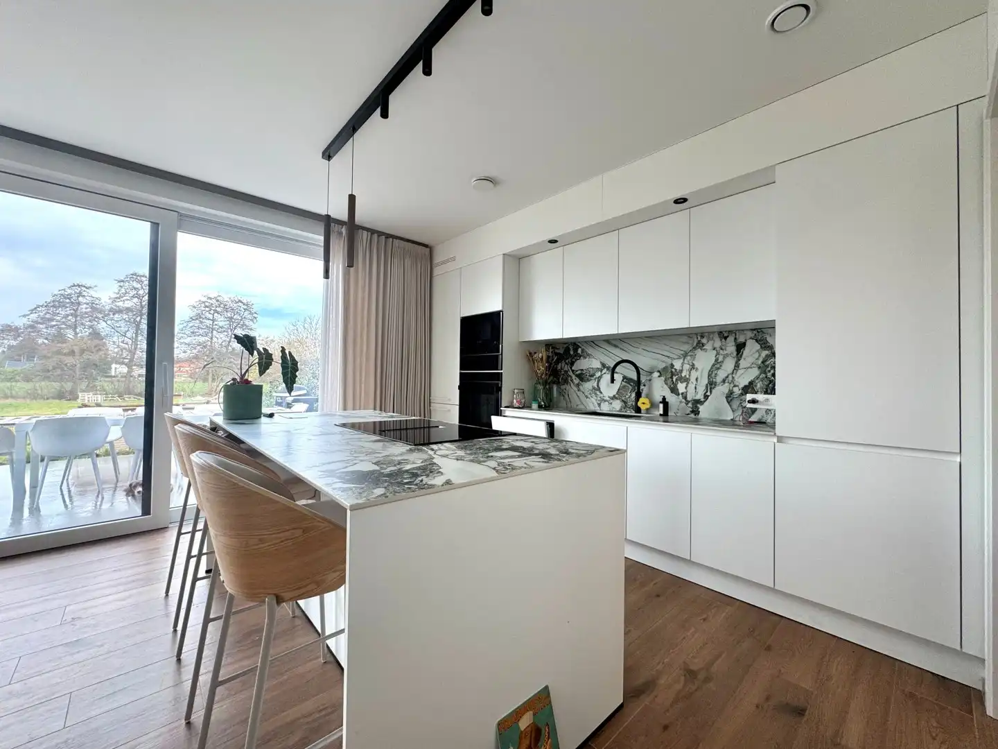 Luxe gelijkvloers appartement met 2 slaapkamers én tuin te huur foto 7