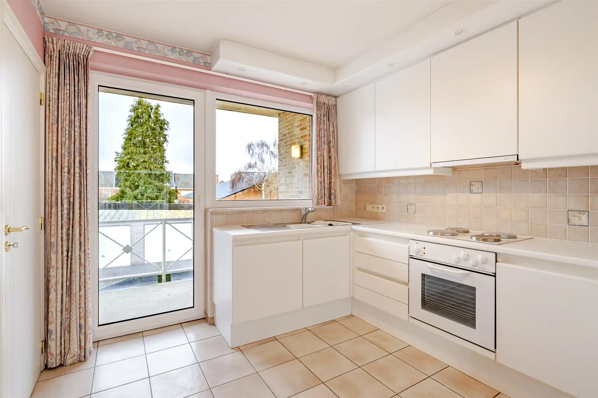 Ruim app met 2 slks, dubbel terras en garage foto 5