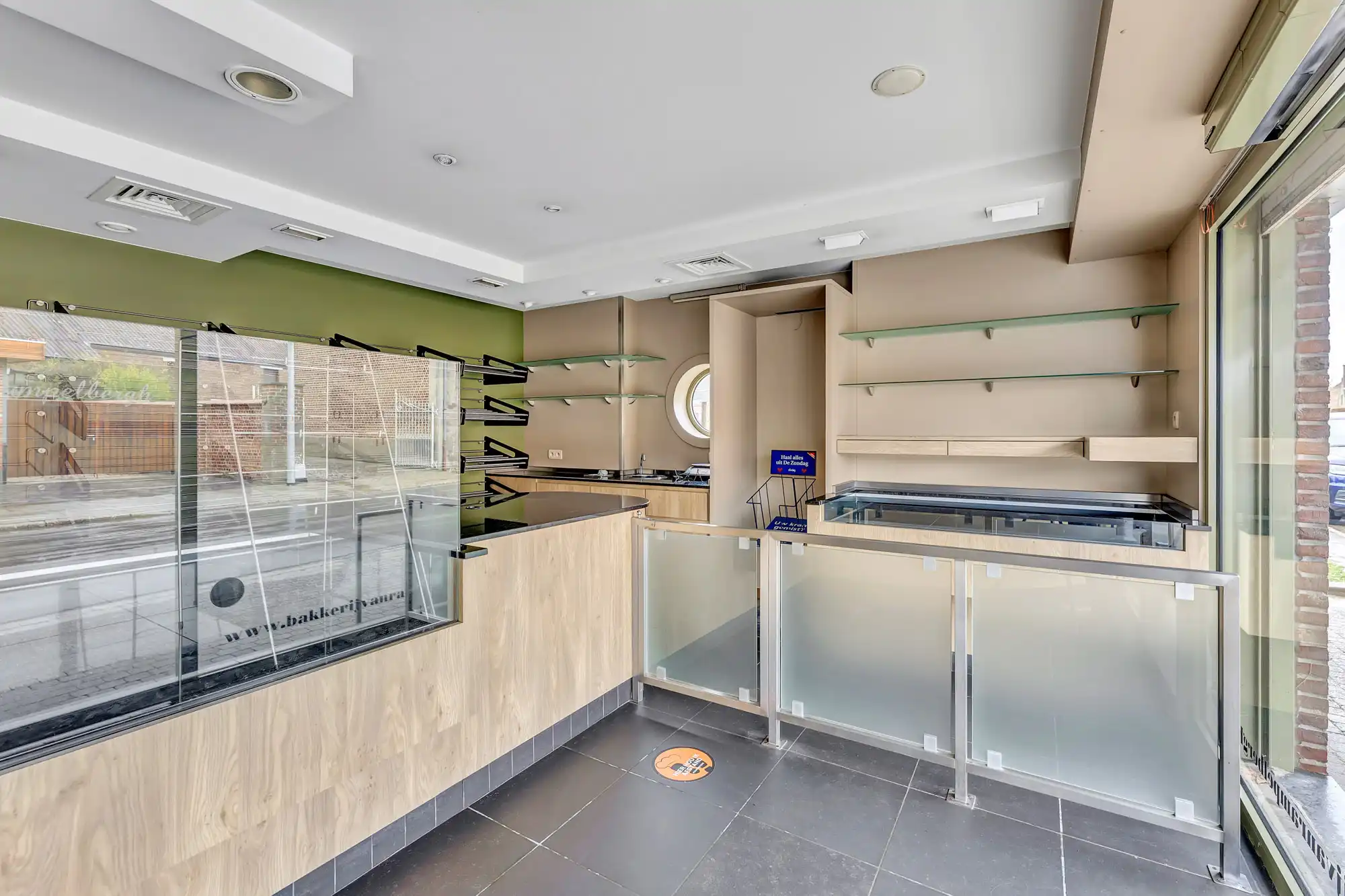 Handelswoning met ruime garage foto 3