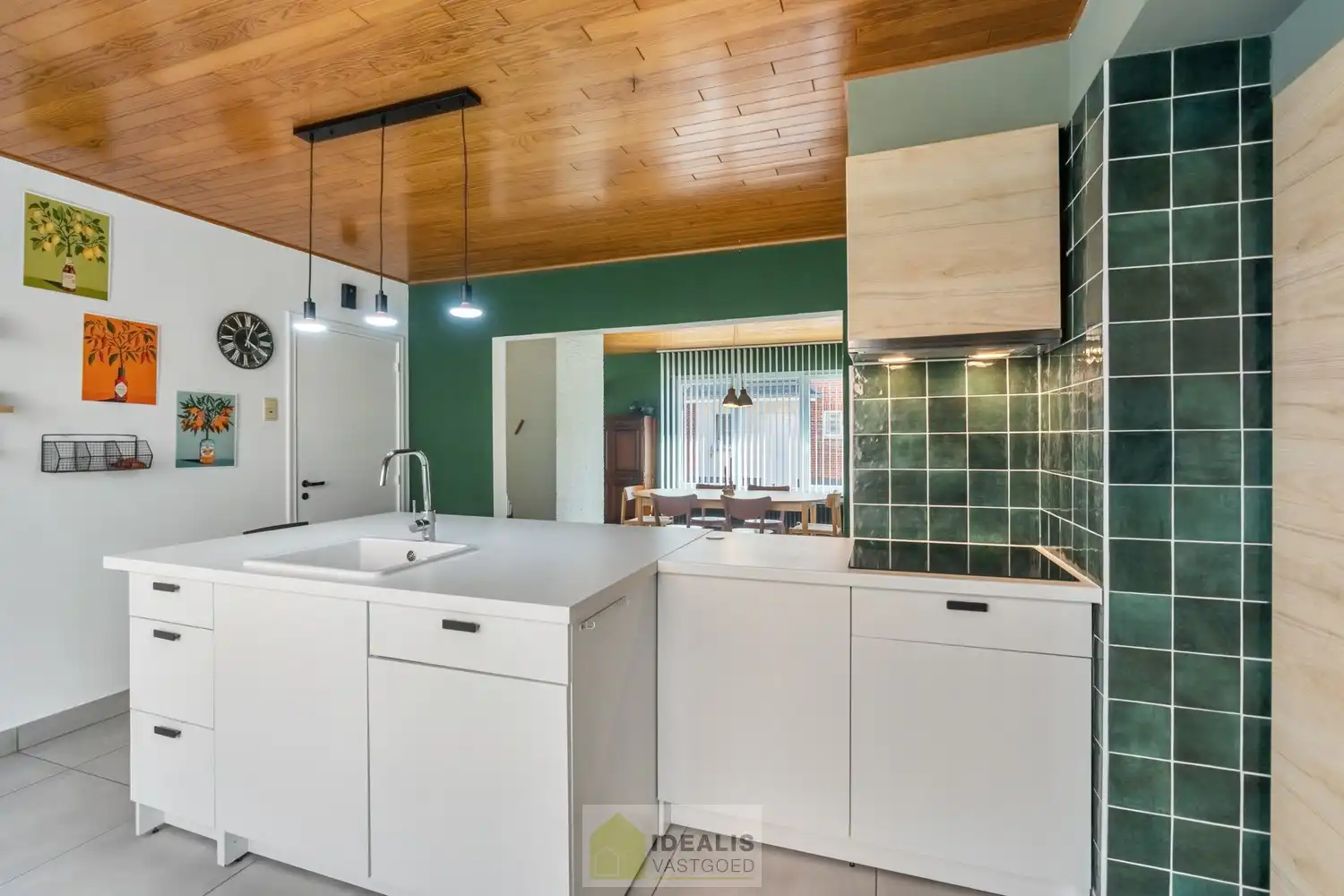 IDEALIS VASTGOED – EENGEZINSWONING MET EEN KNAPPE LEEFRUIMTE MET OPEN HAARD EN AANSLUITEND OPEN MODERNE KEUKEN, EEN HEERLIJKE VERANDA, MOGELIJKHEID TOT 4 SLAAPKAMERS, 2 BADKAMERS, 2 GARAGES EN EEN RUIM WERKHUIS MOMENTEEL INGERICHT ALS LOUNGERUIMTE, VOLLEDIG AANGELEGD MET EEN KNAPPE TUIN OP EEN PERCEEL VAN 8A 65CA! Deze ruime gezinswoning omvat +- 204m² netto bewoonbare oppervlakte met een aangename woonkamer bestaande uit zit-en eetgedeelte, een open moderne keuken, veranda, mogelijkheid tot 4 slaapkamers en 2 badkamers. Momenteel is de woning ingericht als 2 aparte woongelegenheden. Tevens beschikt de woning over een apart garagegebouw bestaande uit 2 garages met achterliggend een werkhuis momenteel ingericht als loungeruimte. Een unieke kans voor kandidaten op zoek naar een ééngezinswoning voorzien van alle faciliteiten op een fijne locatie tussen de centra van Oudsbergen, Bocholt, Bree en Peer! De huidige eigenaar heeft reeds een nieuw dak aangekocht. Dit wordt geplaatst voor de... foto 13