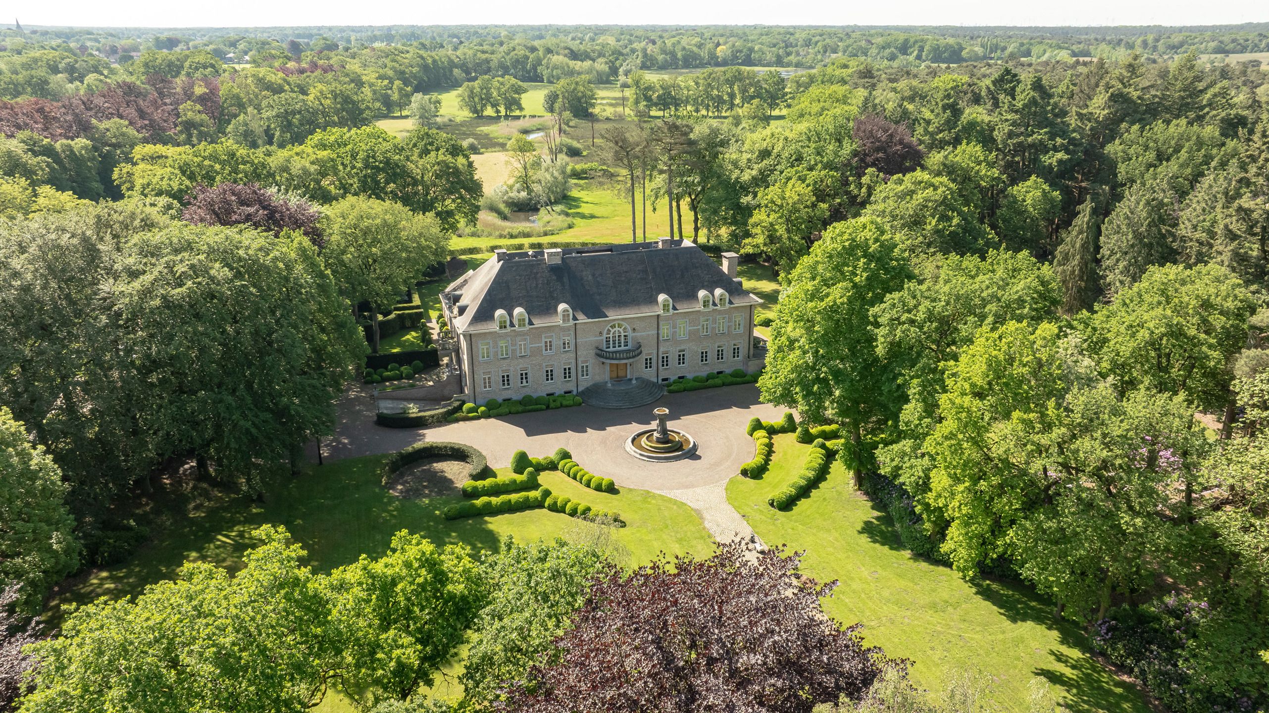 Prestigieus en zeer exclusief landgoed “De Markgraaf”  foto {{pictureIndex}}