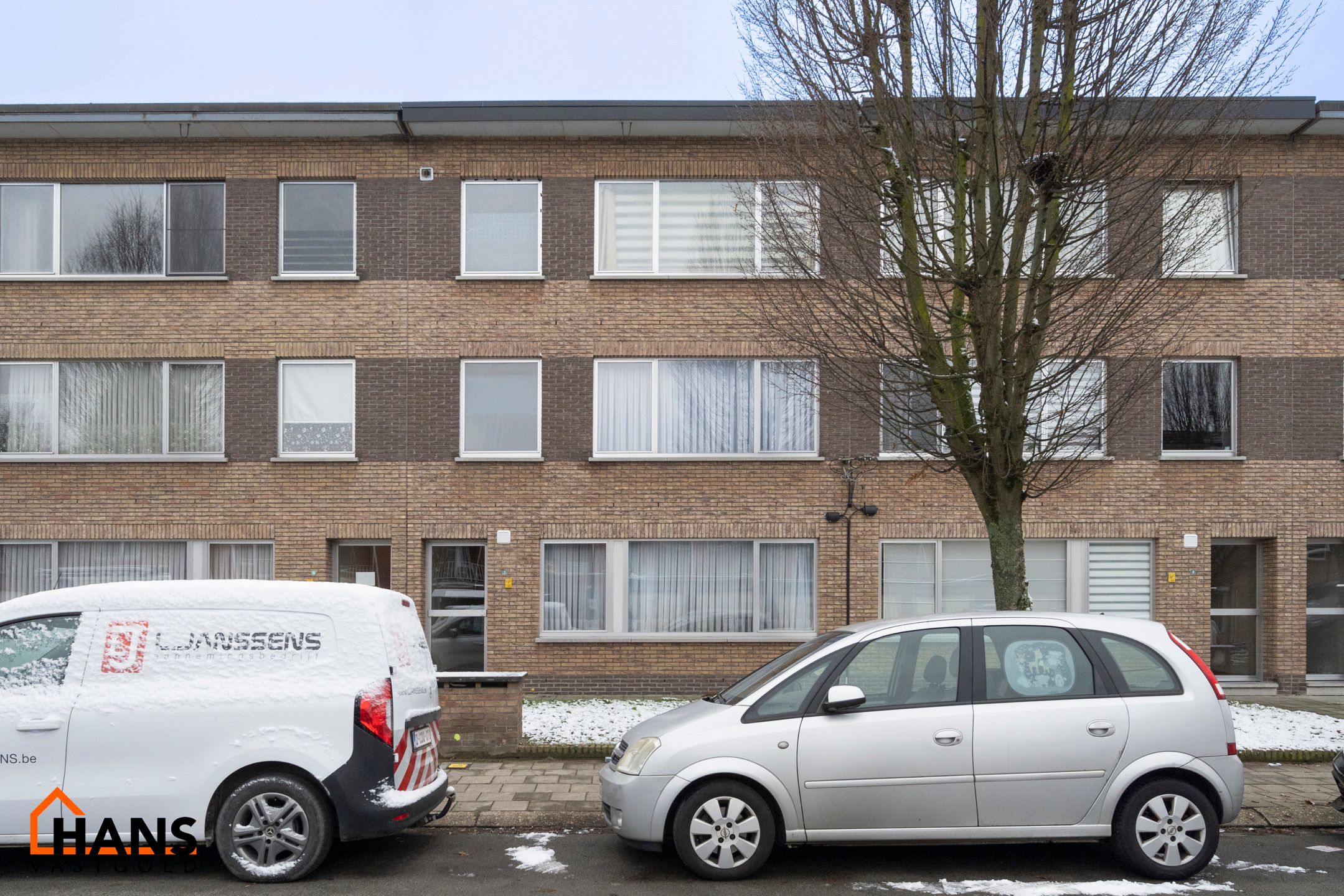 Gelijkvloersappartement met garagebox. foto {{pictureIndex}}