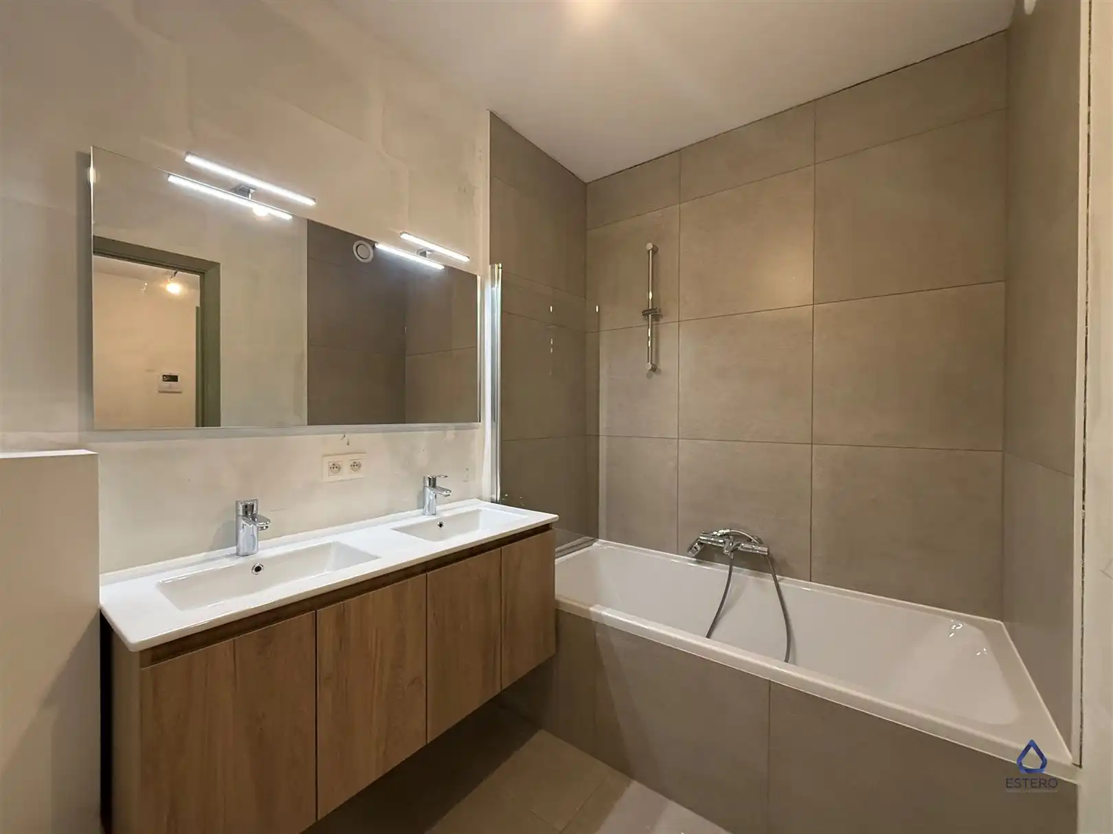 Modern nieuwbouwappt 2-SLK met terras te Tour & Taxis foto 17