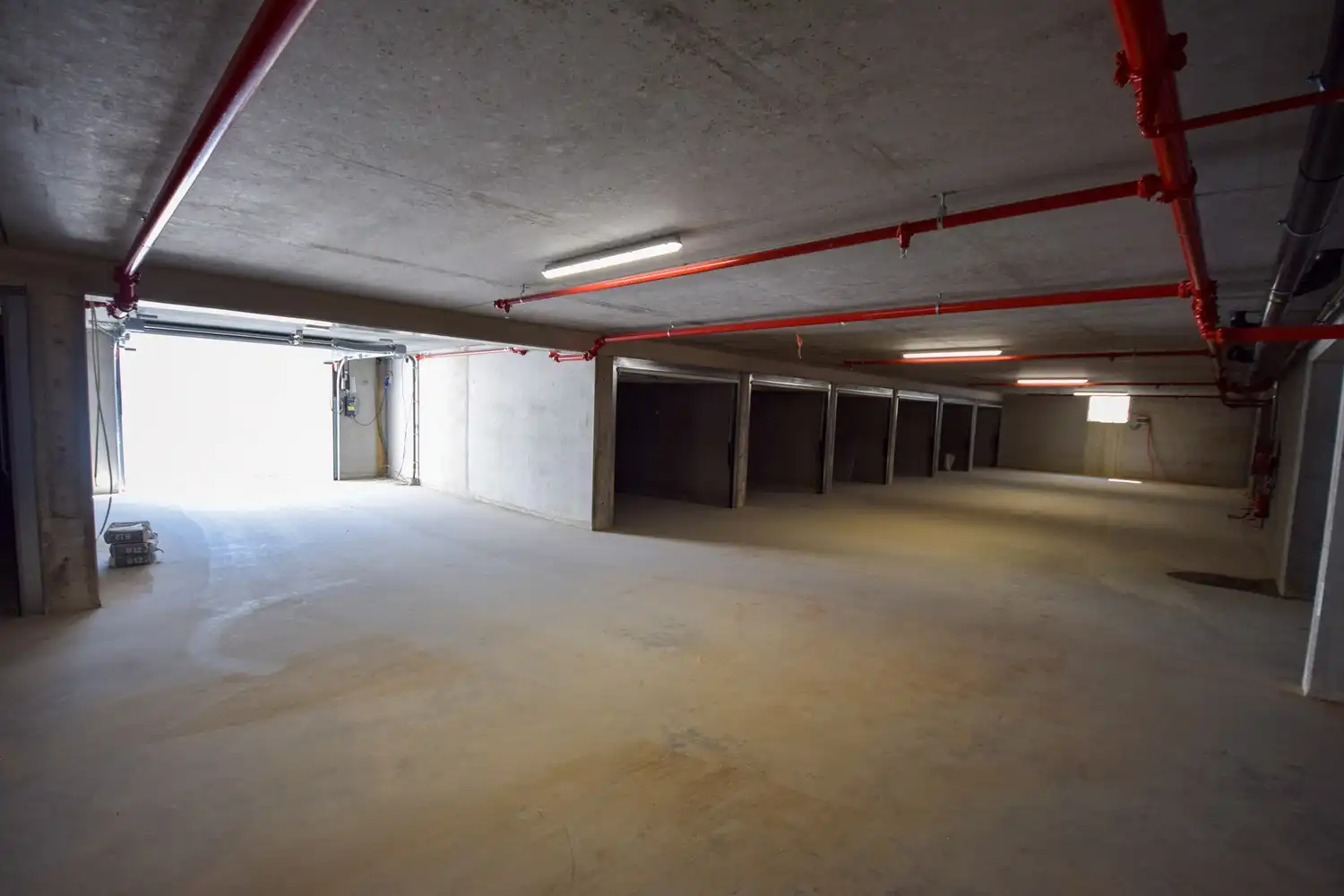 Ondergrondse autostandplaats met achtergelegen berging te huur! foto 6