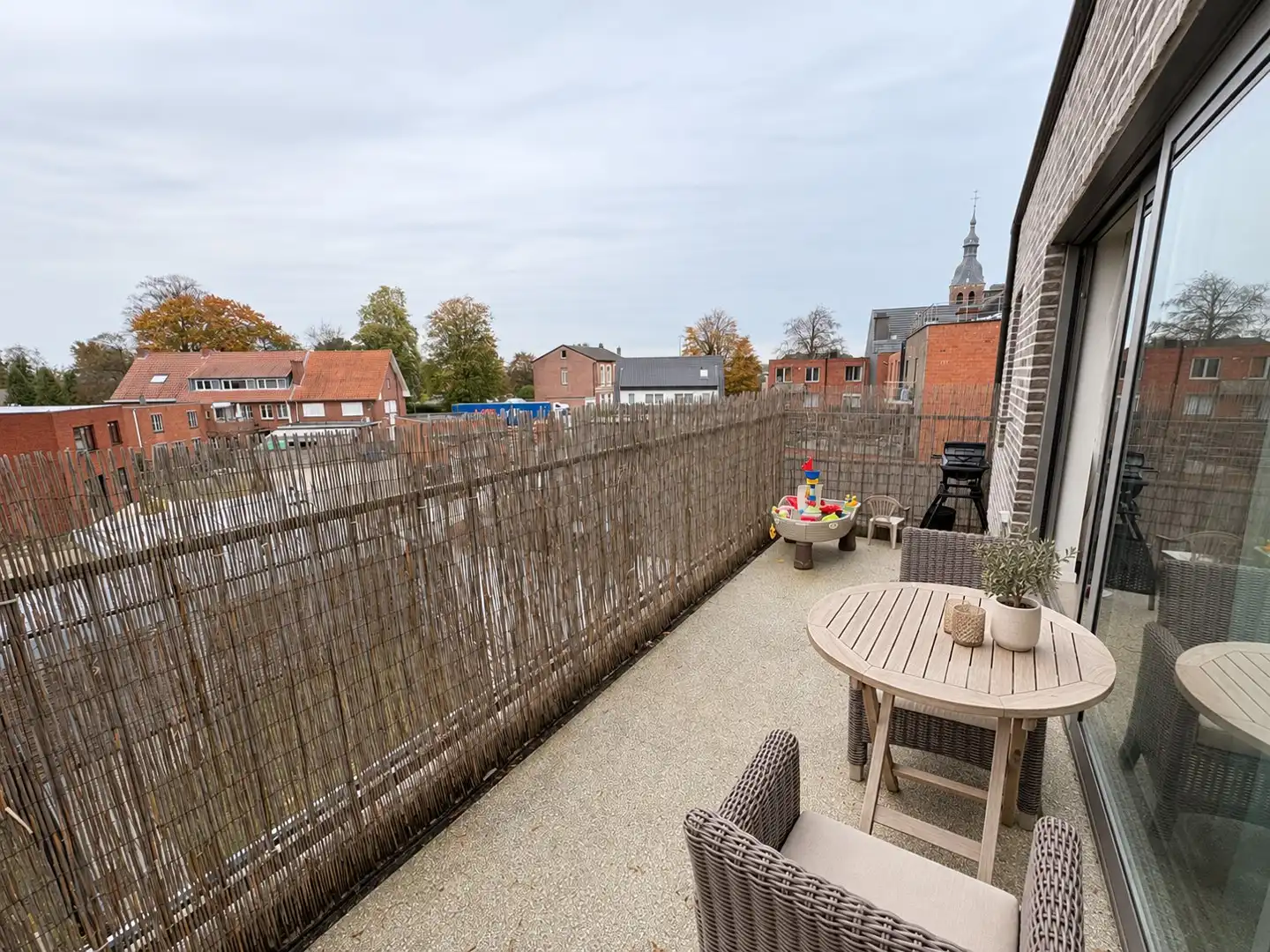 RUIM TWEE SLAAPKAMER APPARTEMENT + TERRAS foto 10