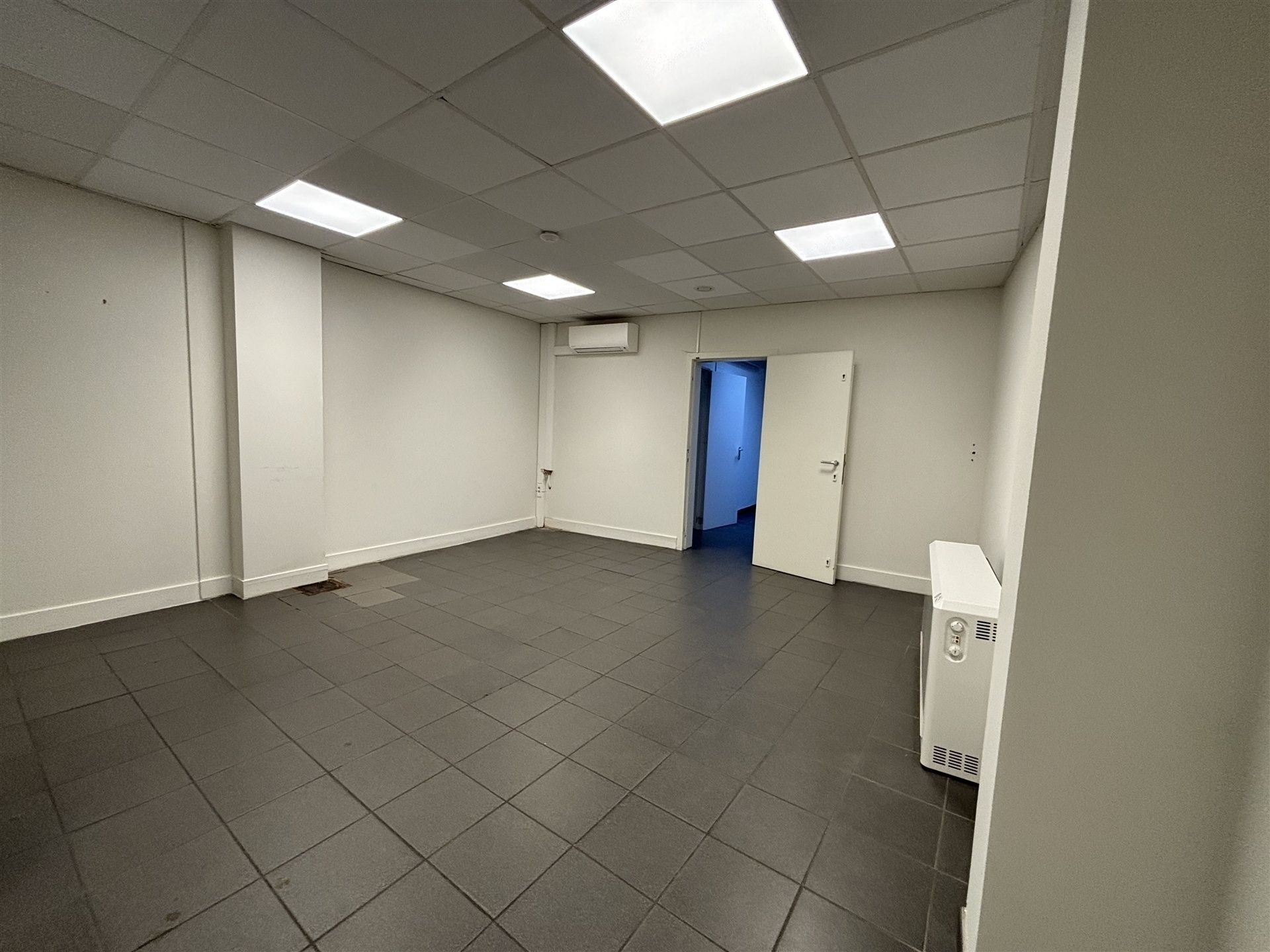 Handelsgelijksvloer in het centrum van Vilvoorde. foto 5