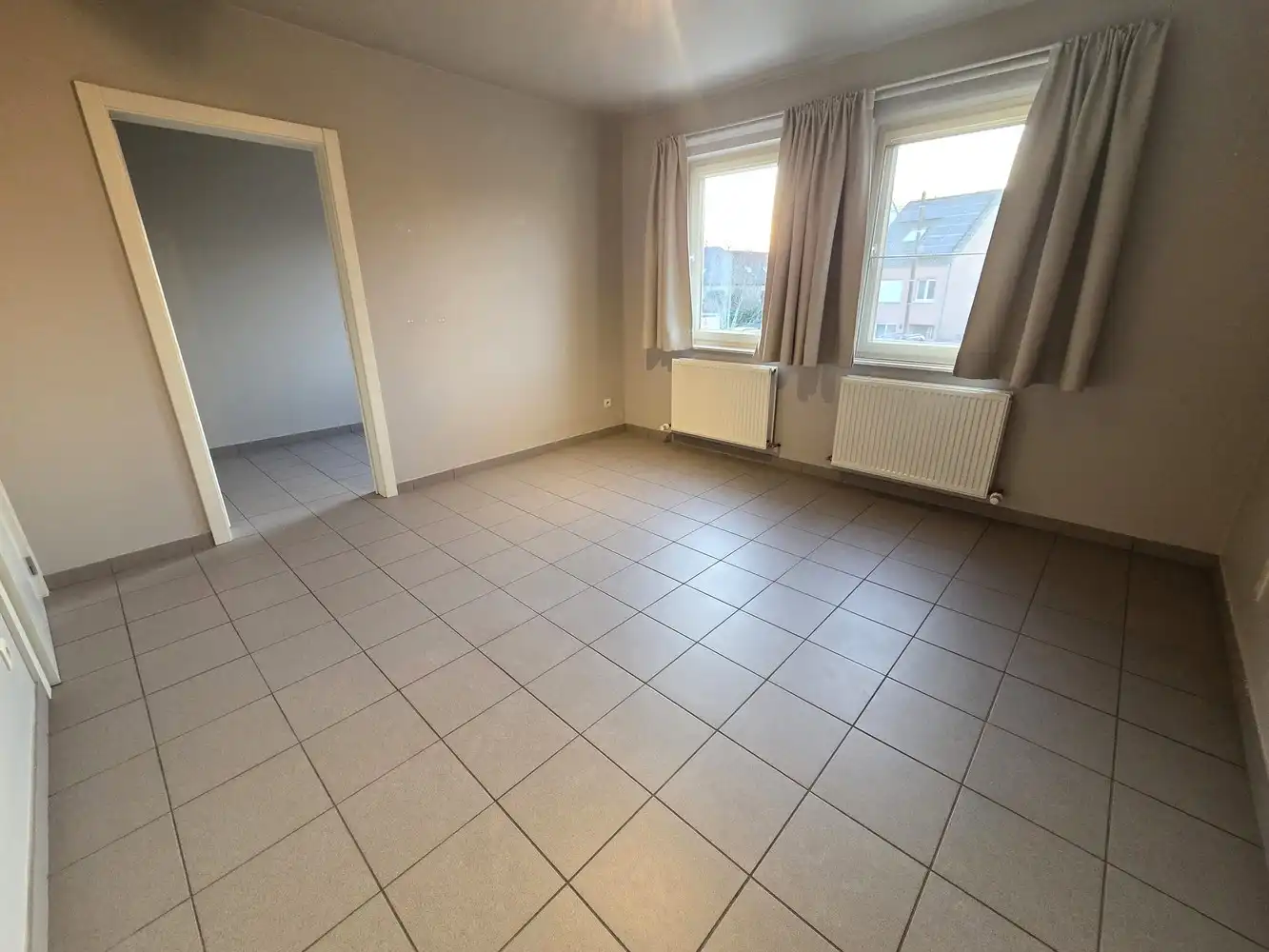 Zeer ruime gezinswoning te centrum Heist, 4 tot 5 slaapkamers met dubbele garage. foto 6