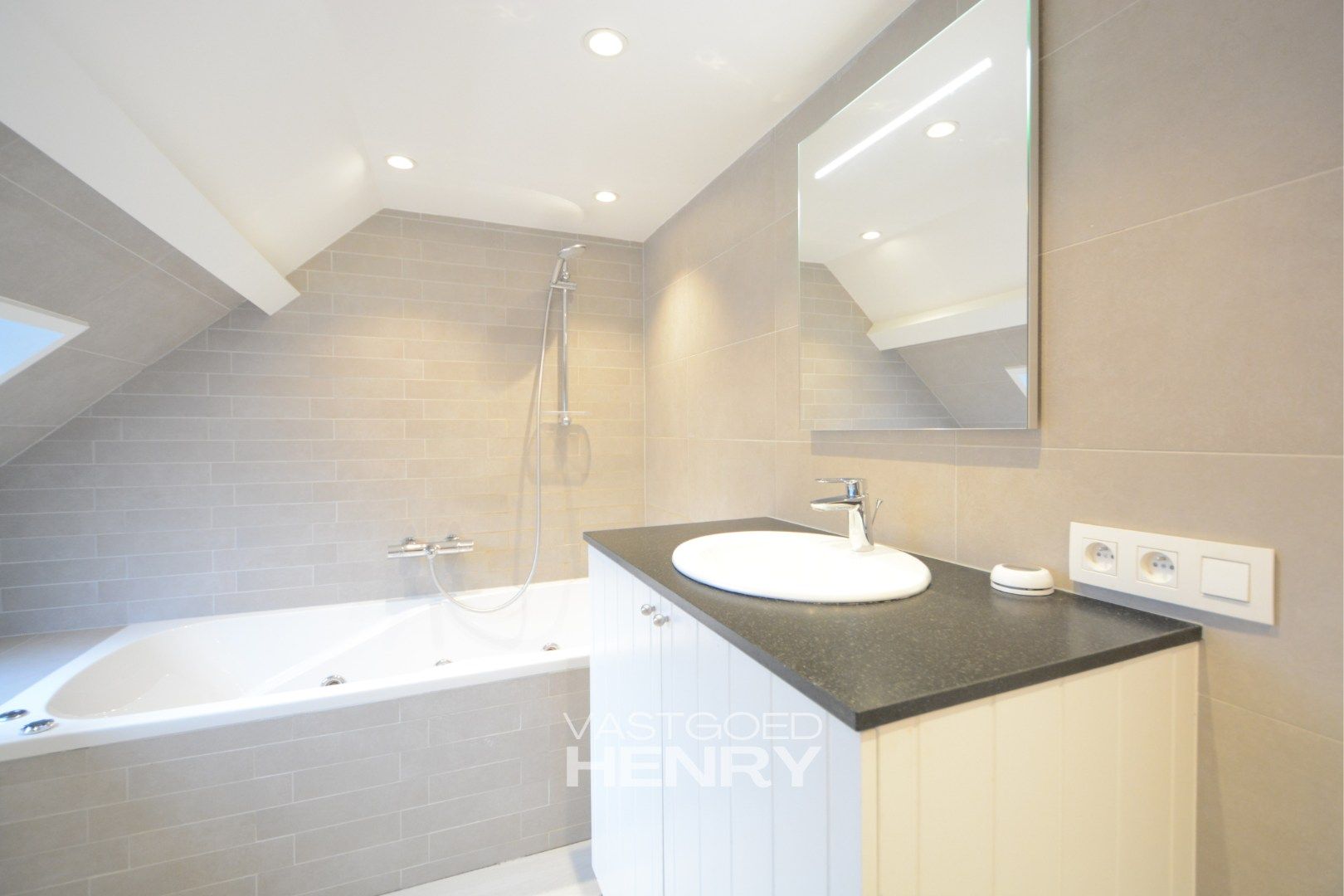 Privé duplex appartement met groot terras te huur foto 18