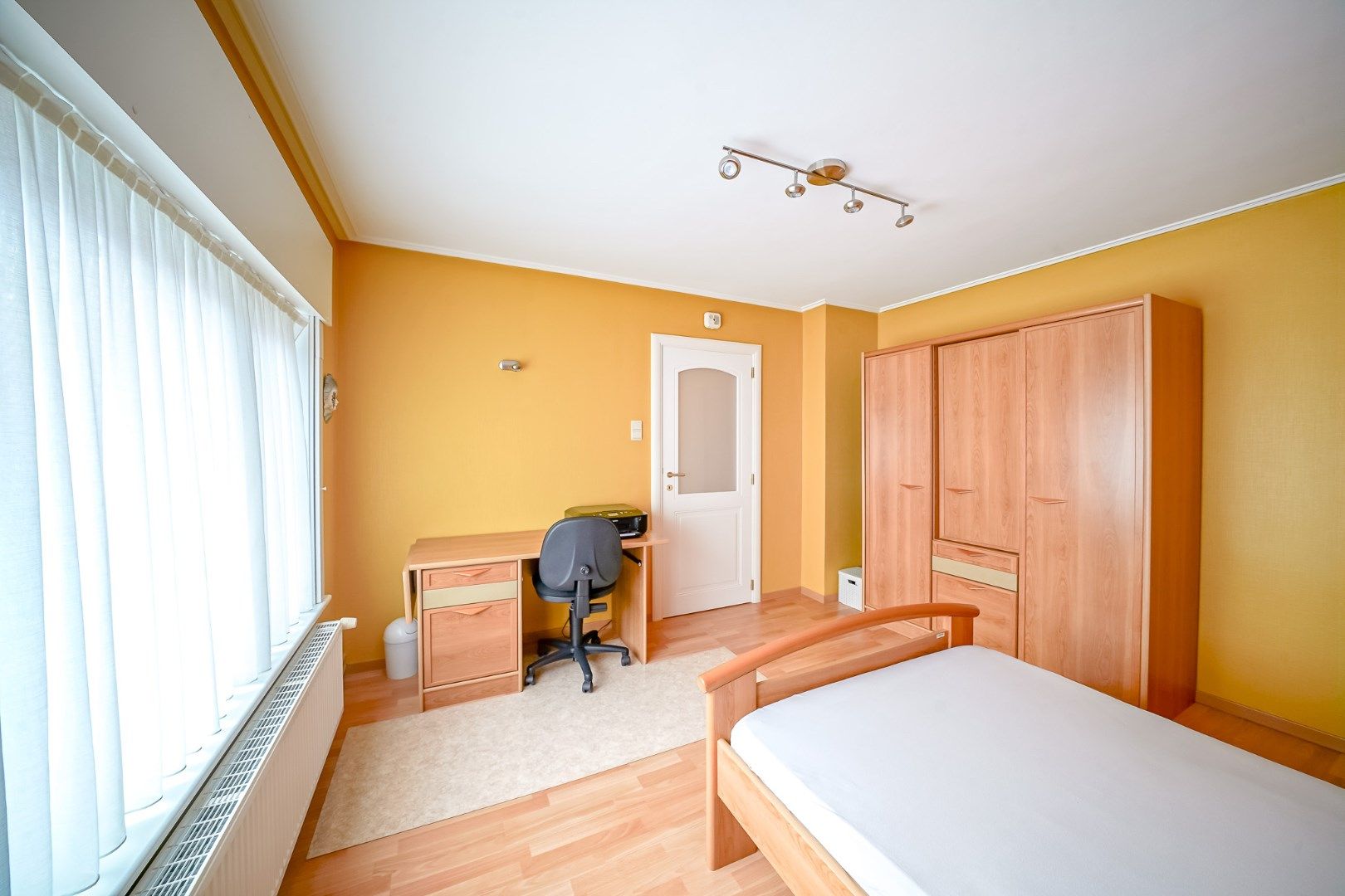Instapklare, uitstekend onderhouden woning in hartje Oudenburg. foto 17