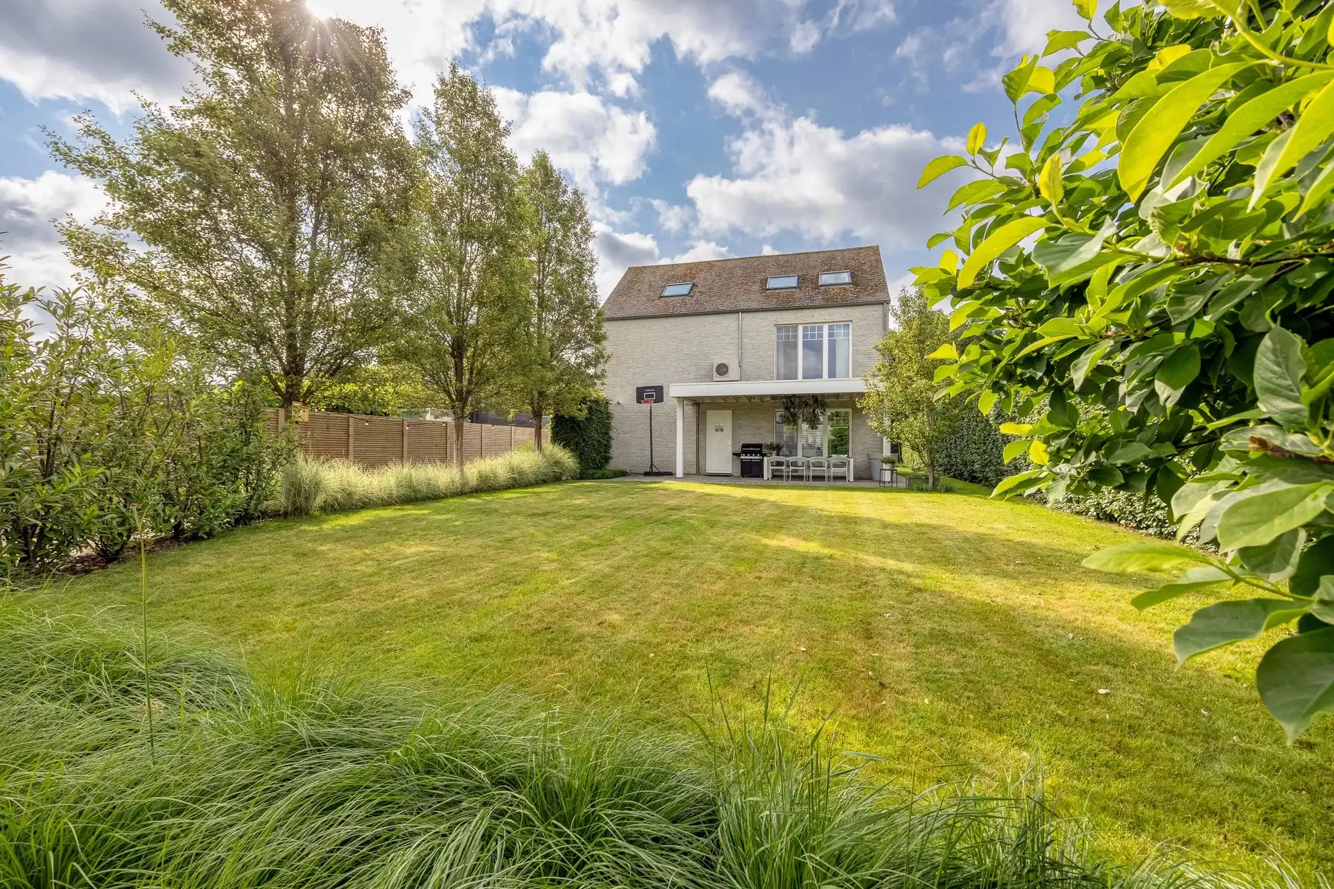 Prachtige luxueus ingerichte woning met 4 slaapkamers en 2 badkamers op een mooi perceel met bijgebouw. foto 2