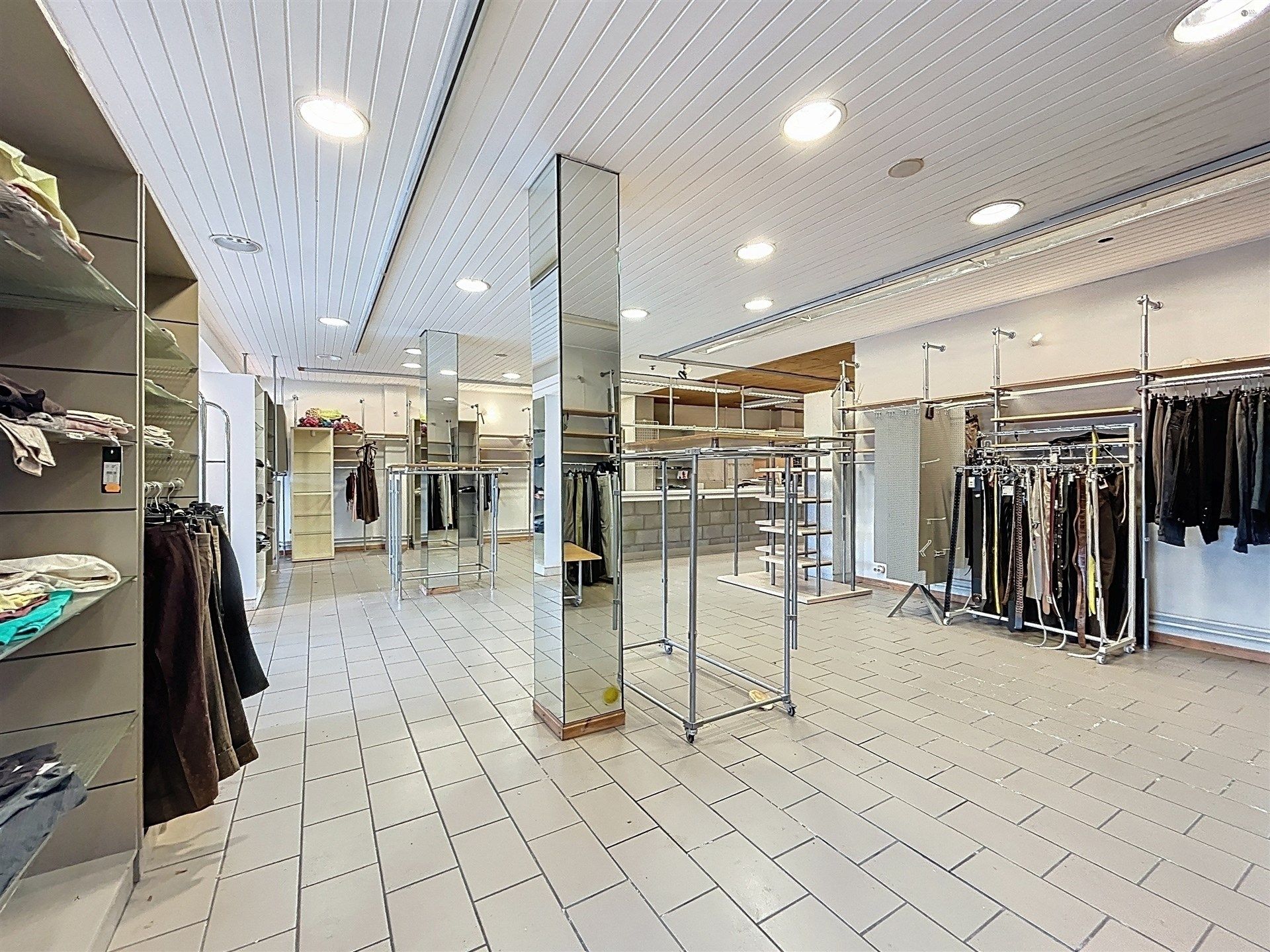 Handelspand met woongelegenheid + 2 appartementen op toplocatie. foto 4