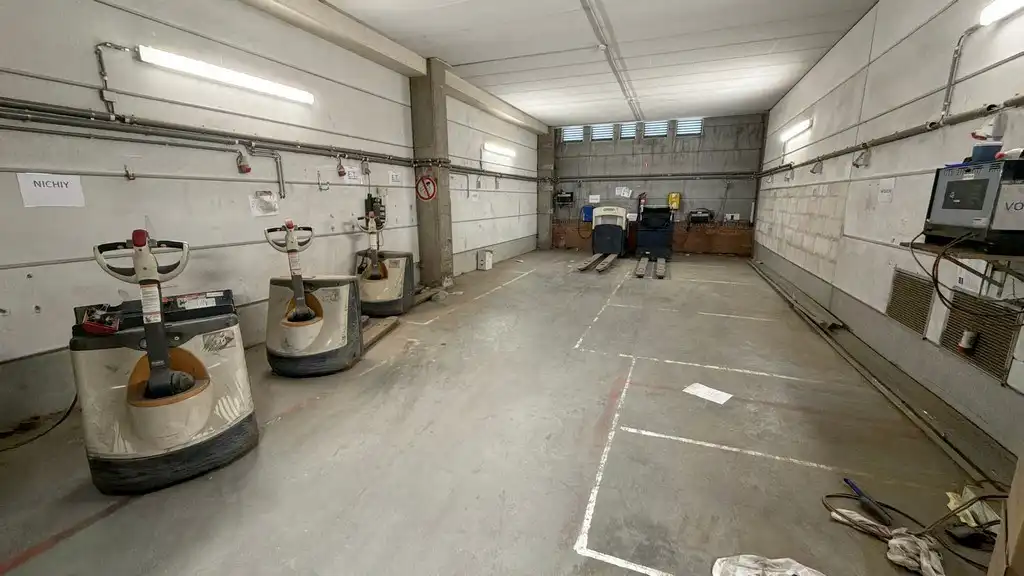 Magazijn met loskades en kantoren te huur vlakbij de haven van Antwerpen foto 9