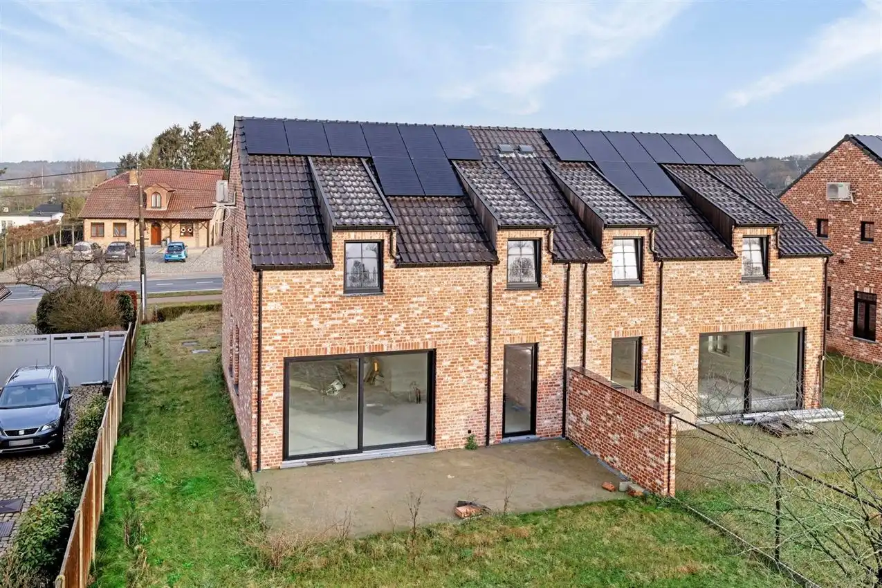 Instapklare nieuwbouwwoning op ruim perceel met 3 slk foto 2