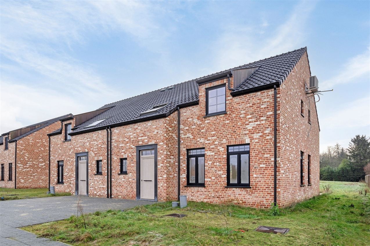 Instapklare nieuwbouwwoning op ruim perceel met 3 slk foto 2