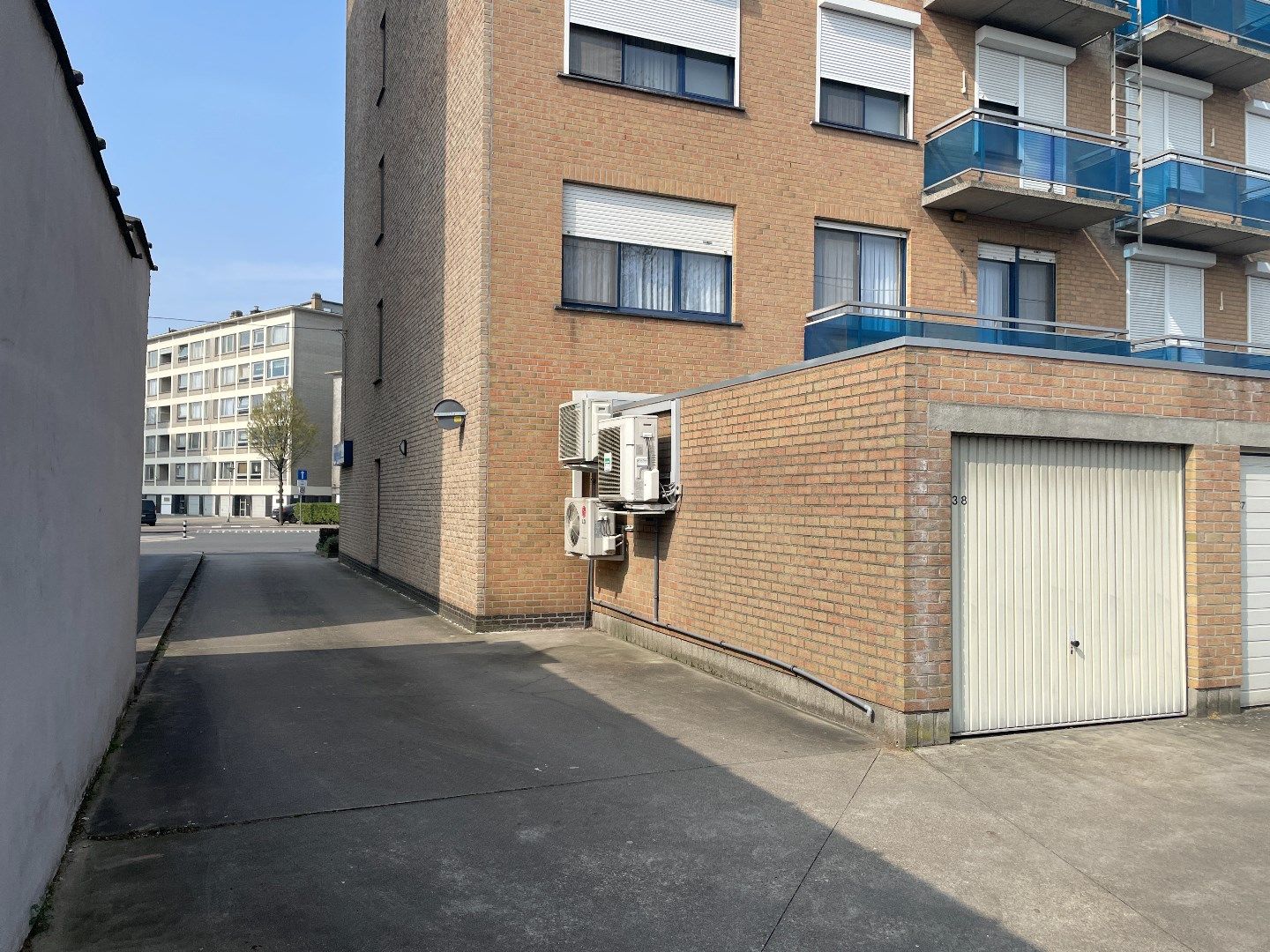 Handelsruimte met inpandige garage op toplocatie foto 4