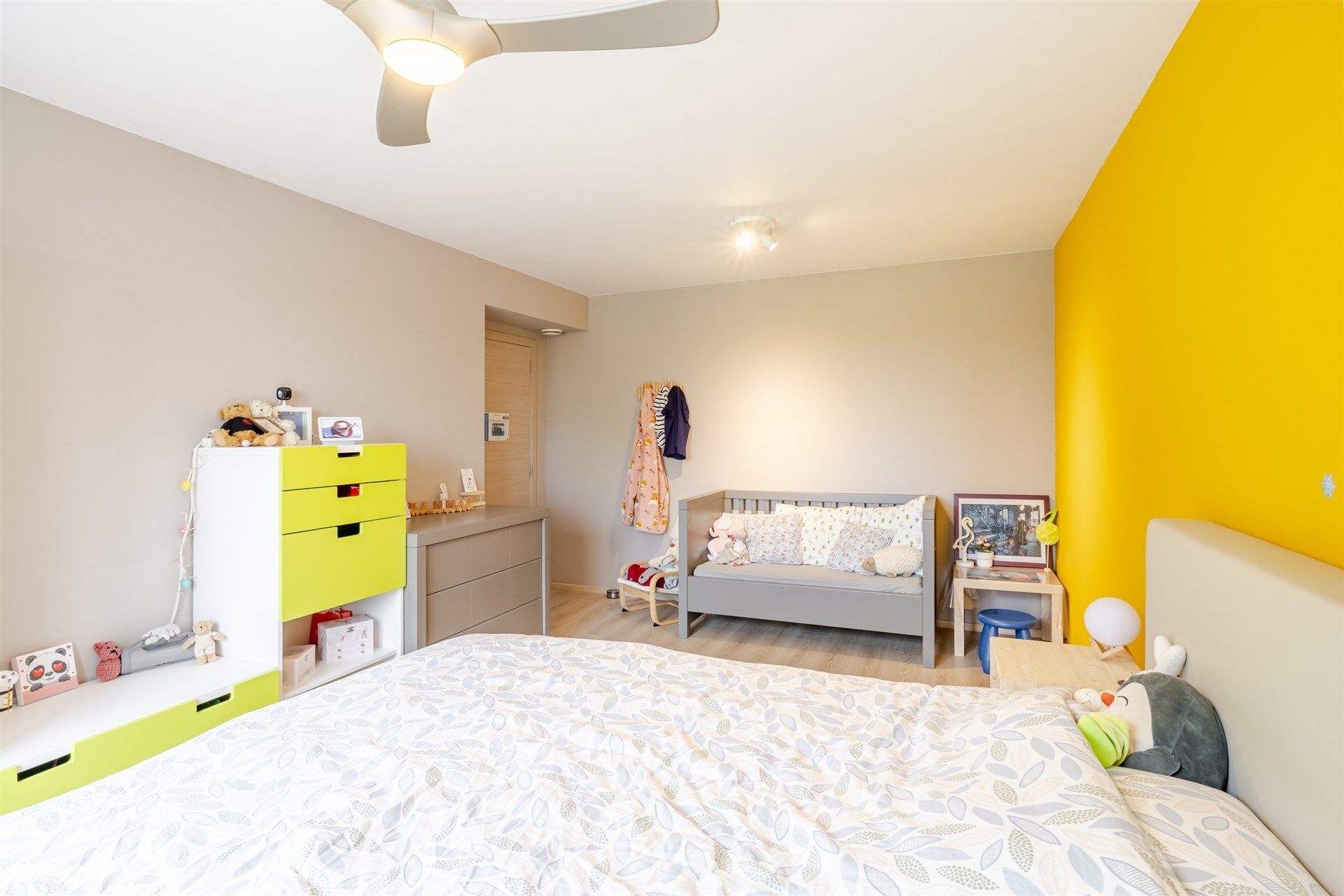 Bemeubelde ruime energiezuinige woning met grote tuin. foto 18