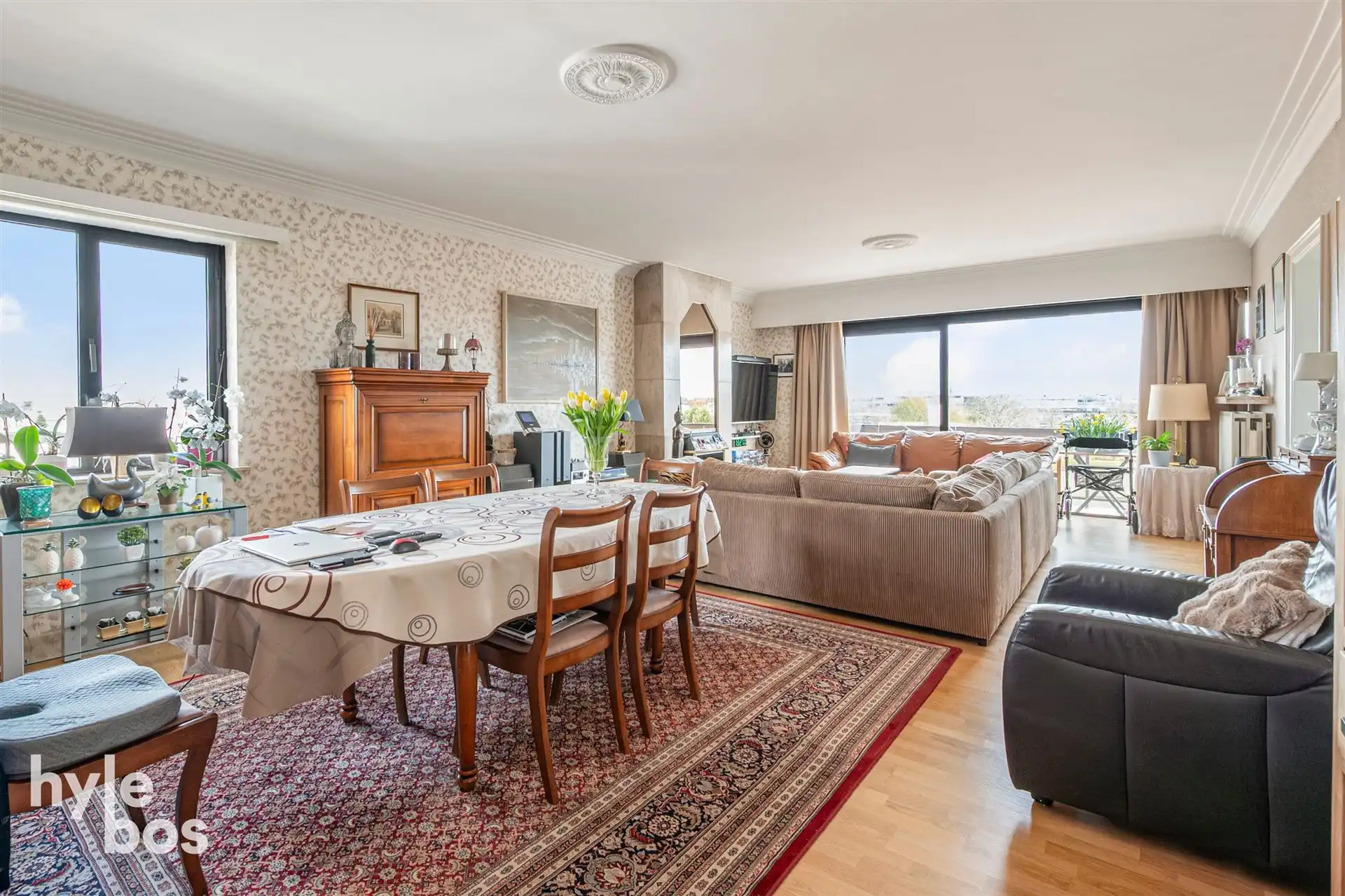 Appartement met veel lichtinval, ruime leefruimte en garagebox foto 3