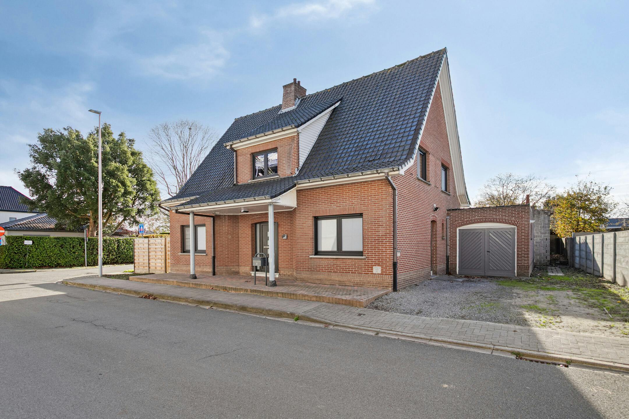 Huis met 4 slaapkamers, garage en zonnige tuin in Landegem foto 3