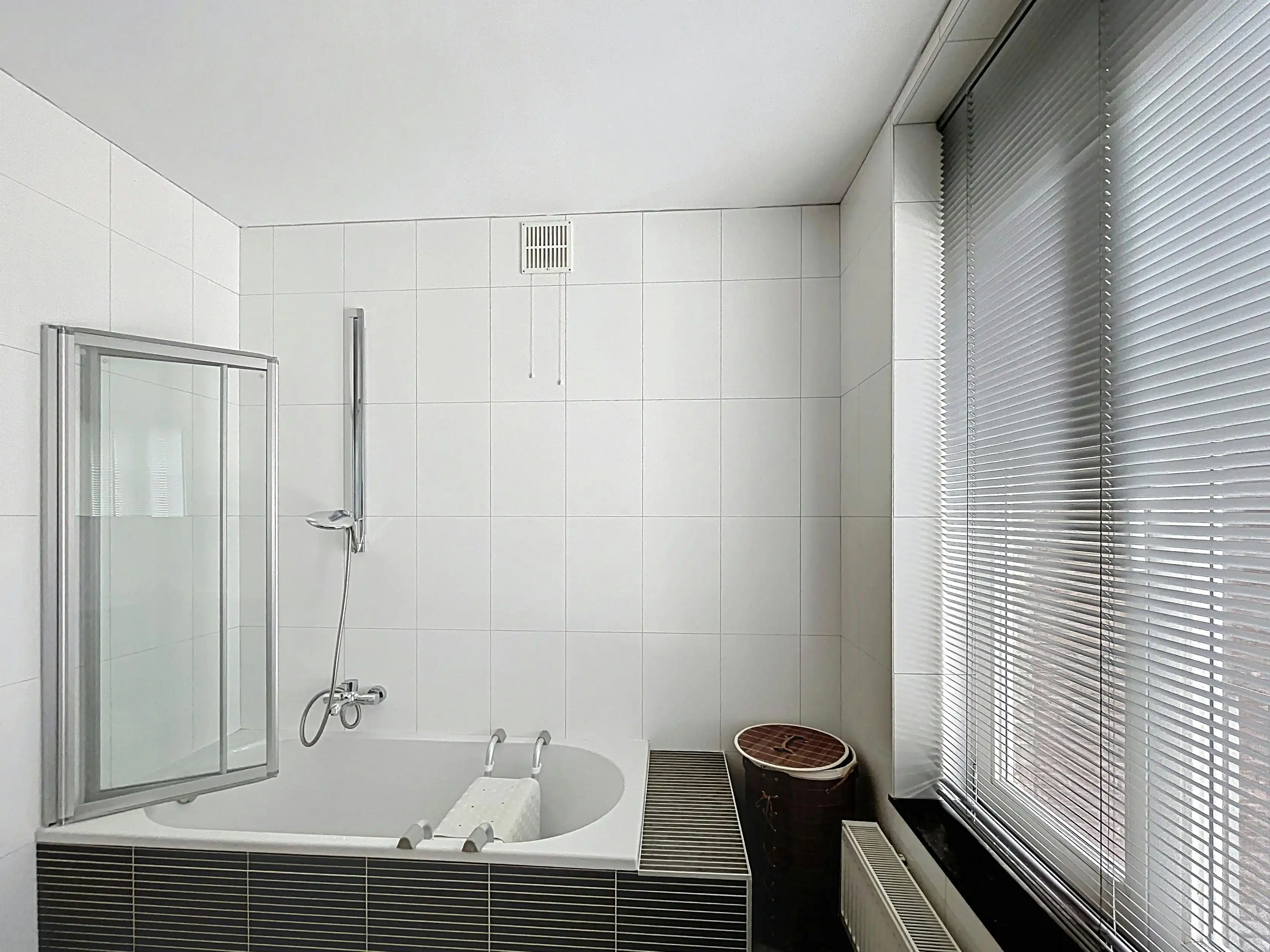 Instapklaar ruim appartement te koop aan de Markt in Eeklo  foto 13