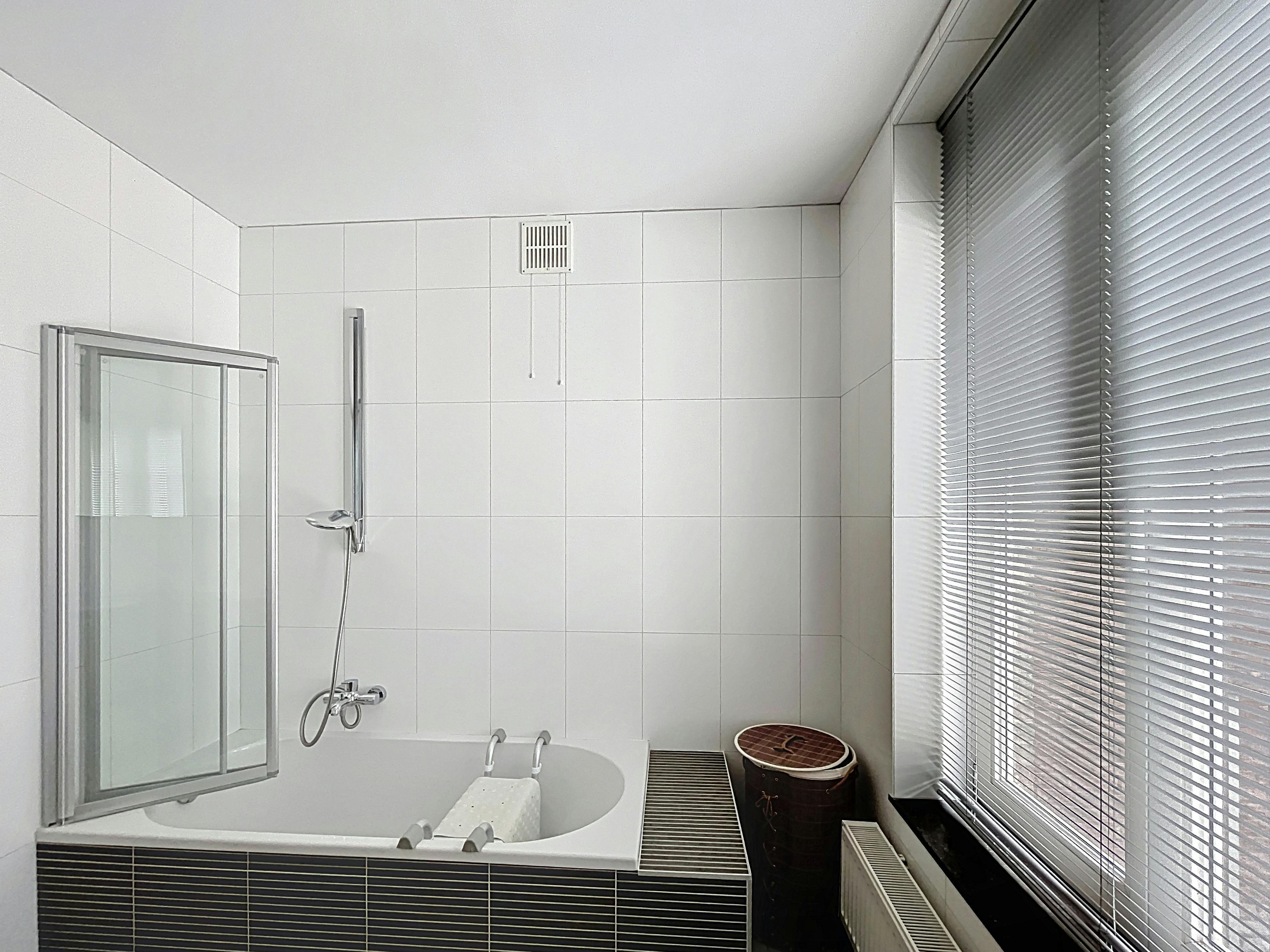 Instapklaar ruim appartement te koop aan de Markt in Eeklo  foto 14