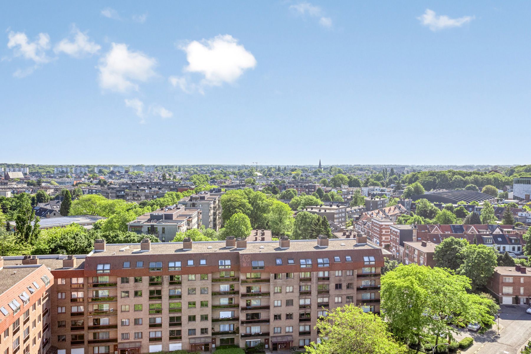 Goed gelegen appartement op het 13e verdiep foto {{pictureIndex}}