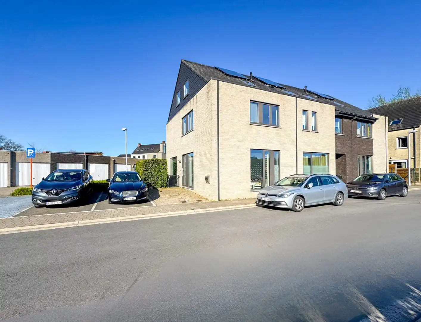 Ruime gezinswoning met 4 slaapkamers, zonnepanelen en gunstig EPC foto {{pictureIndex}}