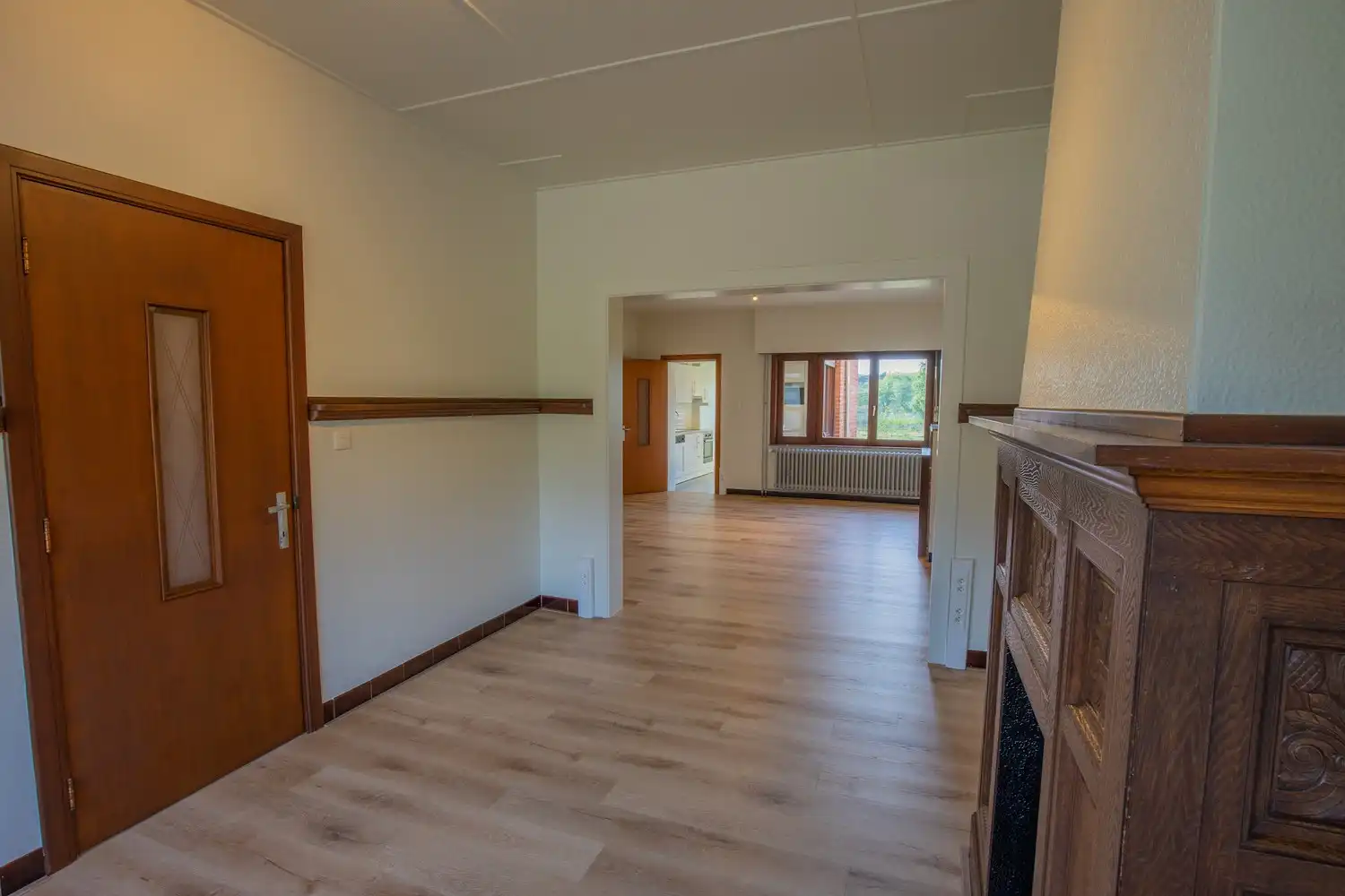 Gerenoveerde halfopen bebouwing met 3 slaapkamers, tuin en 2 autostaanplaatsen! foto 6