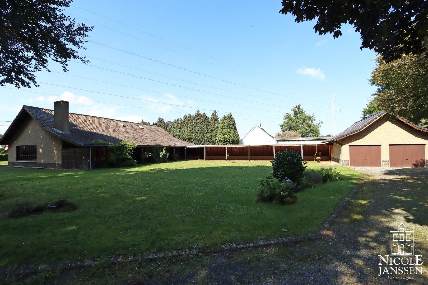 Ruim ingedeelde en te renoveren gezinswoning met dubbele garage en grote tuin foto 2