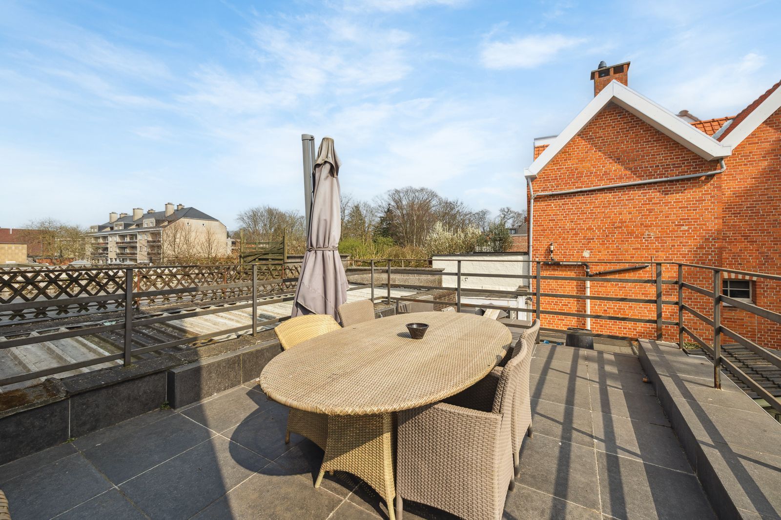 Instapklare duplex met commerciële ruimte op goede locatie te Brasschaat! foto 4