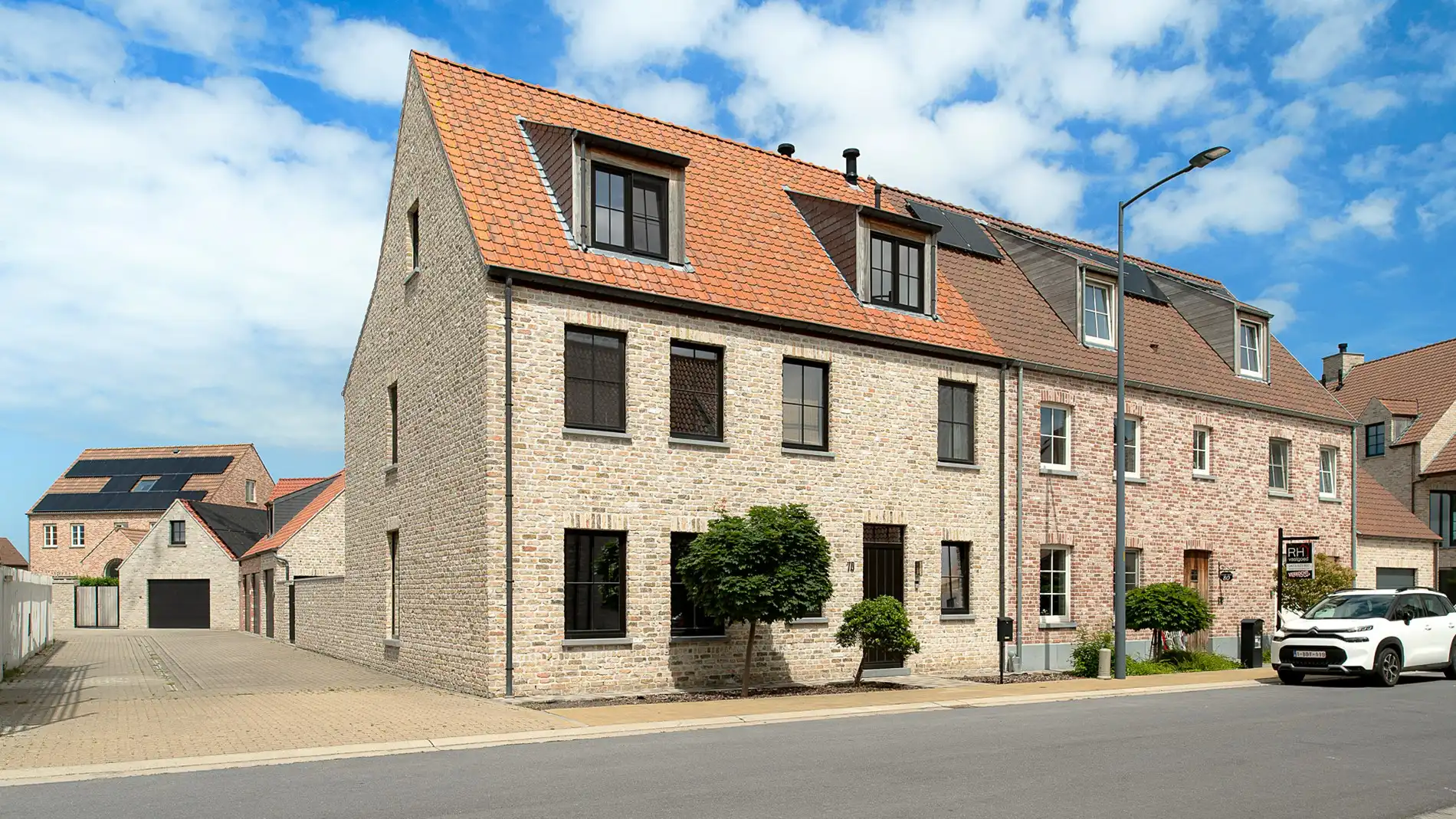 Ruime en energiezuinige gezinswoning met garage en zonnige tuin in Heulebrug. foto {{pictureIndex}}