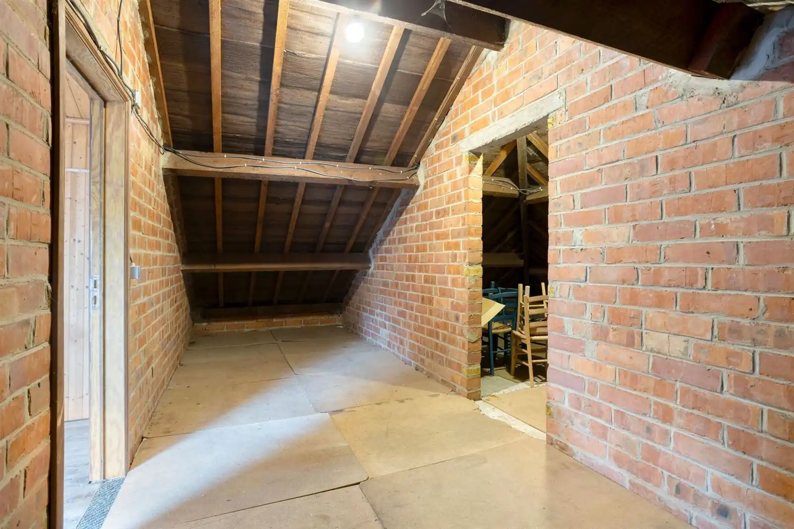 Villa op te frissen in hartje Pajottegem foto 17