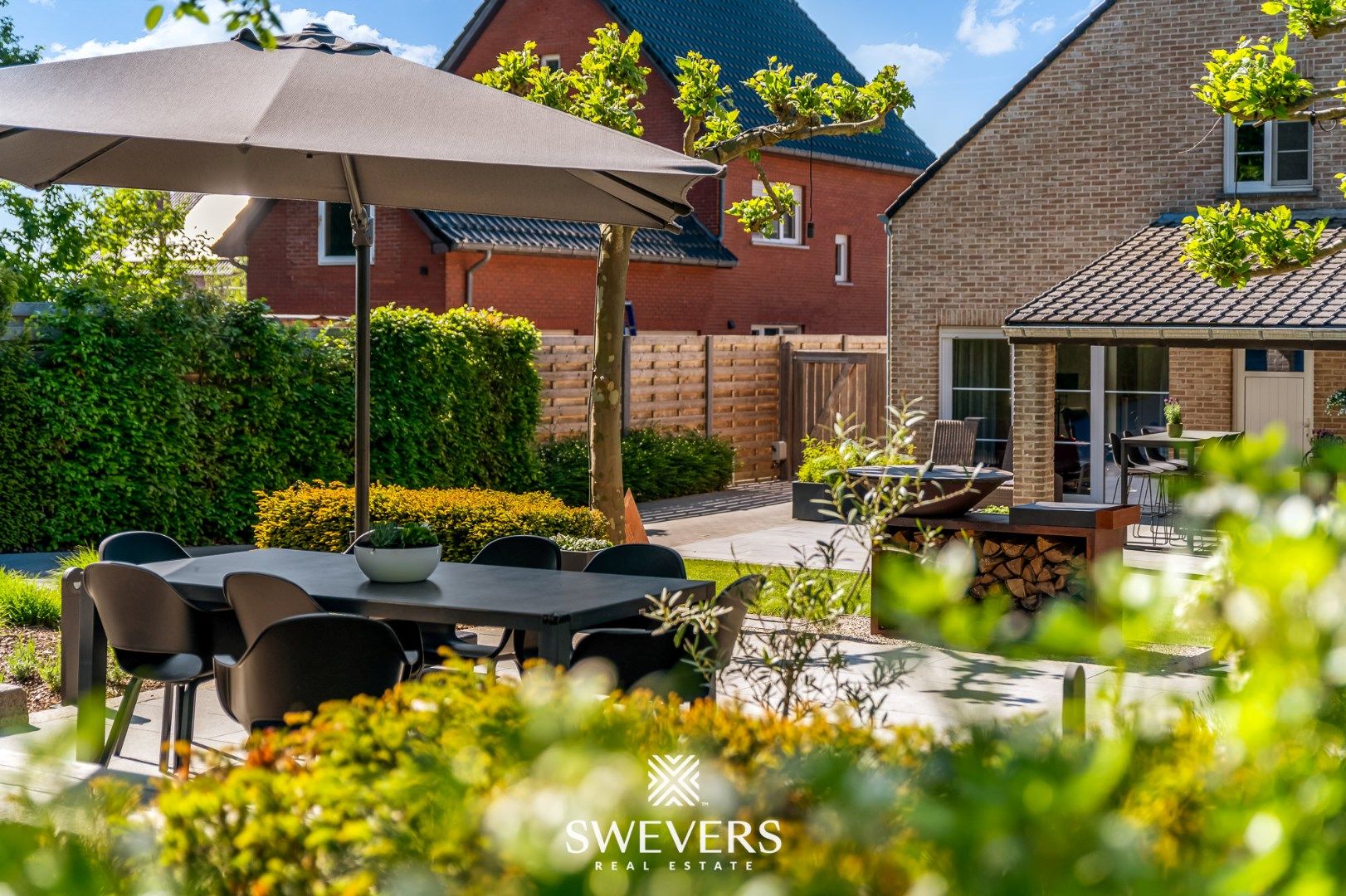 Zeer ruime woning met 6 slpk en 3 badk op een perceel van 18a 32ca in Houthalen foto {{pictureIndex}}