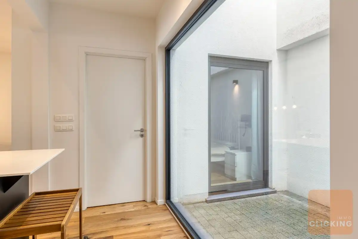 Stijlvol en recent appartement met tuin en patio foto 16